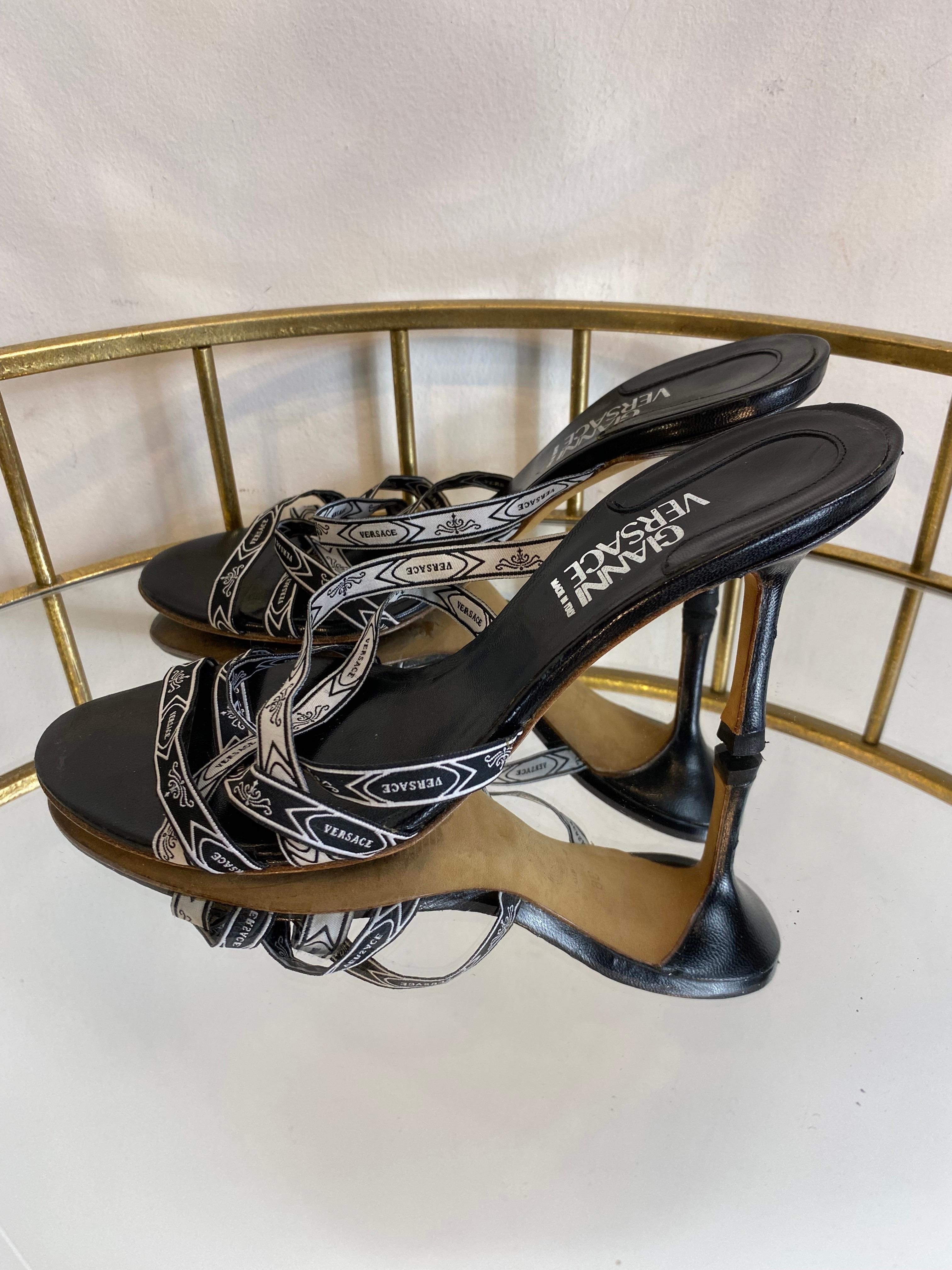 Gianni Versace vintage black sandals in leather and fabric.
In perfect condition

N 36
Heel 8 cm