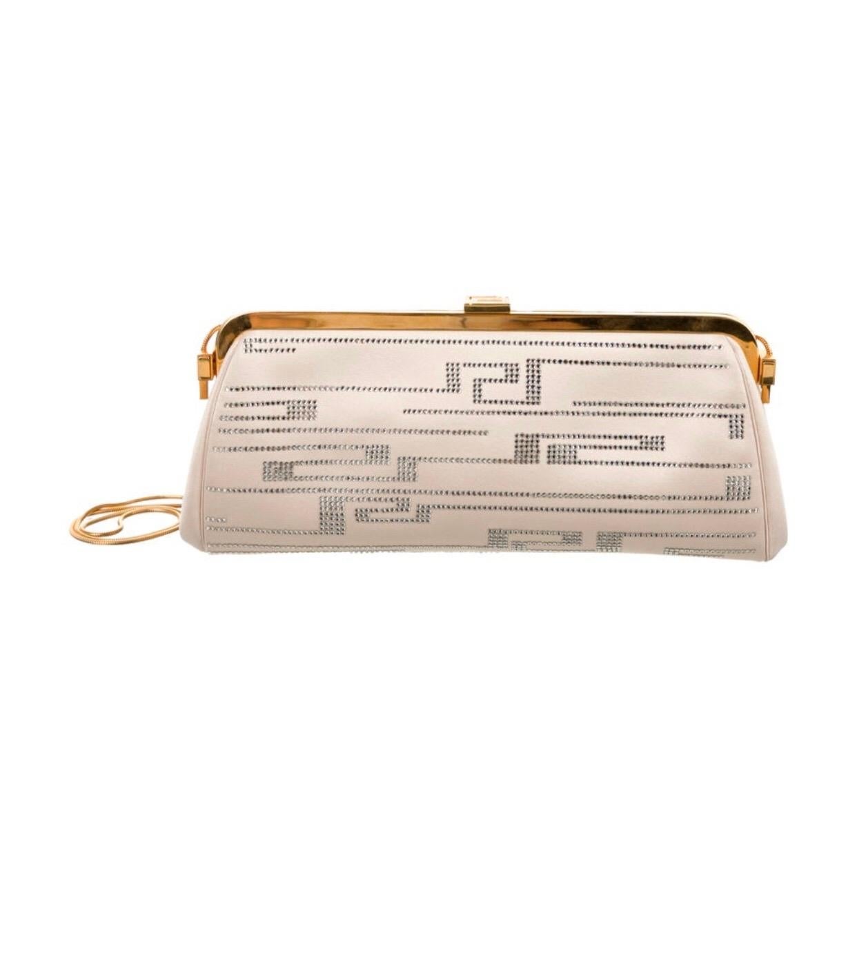 Gianni Versace ivory satin evening bag with chain strap. Condition :Excellent. 
10.25