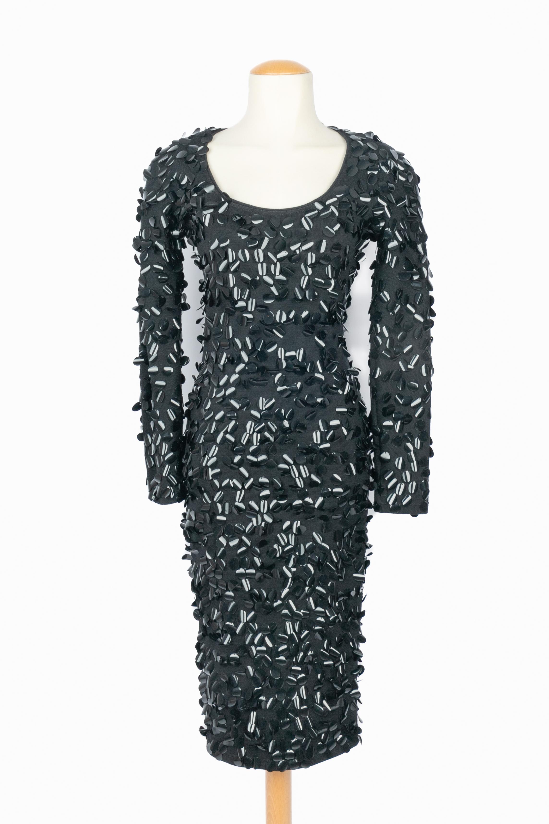 VERSACE - (Made in Italy) Abito a maniche lunghe in rete nera con pastiglie Rhodoïd. Manca l'etichetta della taglia, ma si adatta a una 36FR/38FR.

Condizioni:
Ottime condizioni

Dimensioni:
Larghezza spalle: 42 cm - Petto: 38 cm - Vita: 32 cm -