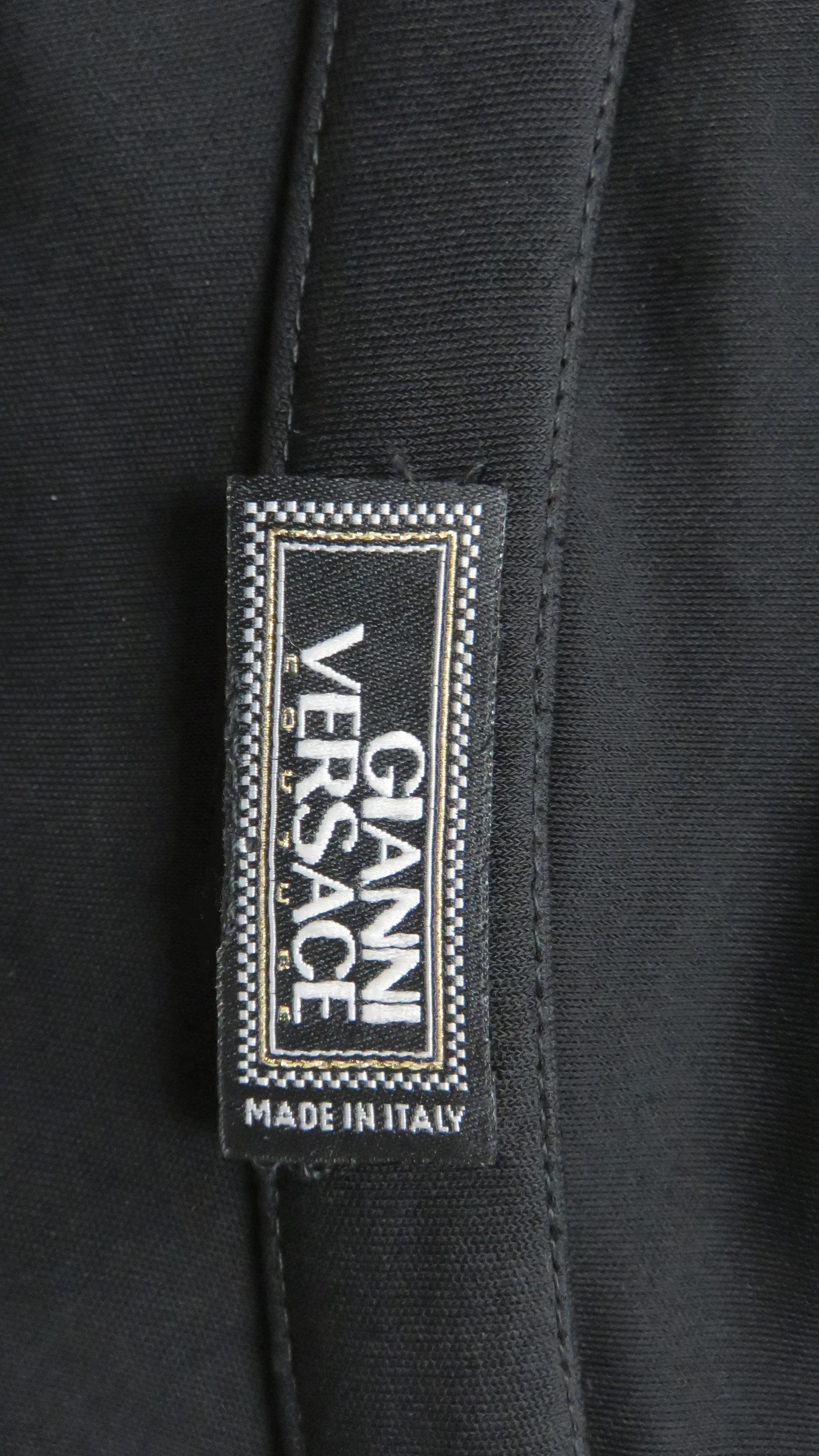 Gianni Versace Kleid aus Seide mit ausgeschnittenem Saum im Angebot 10