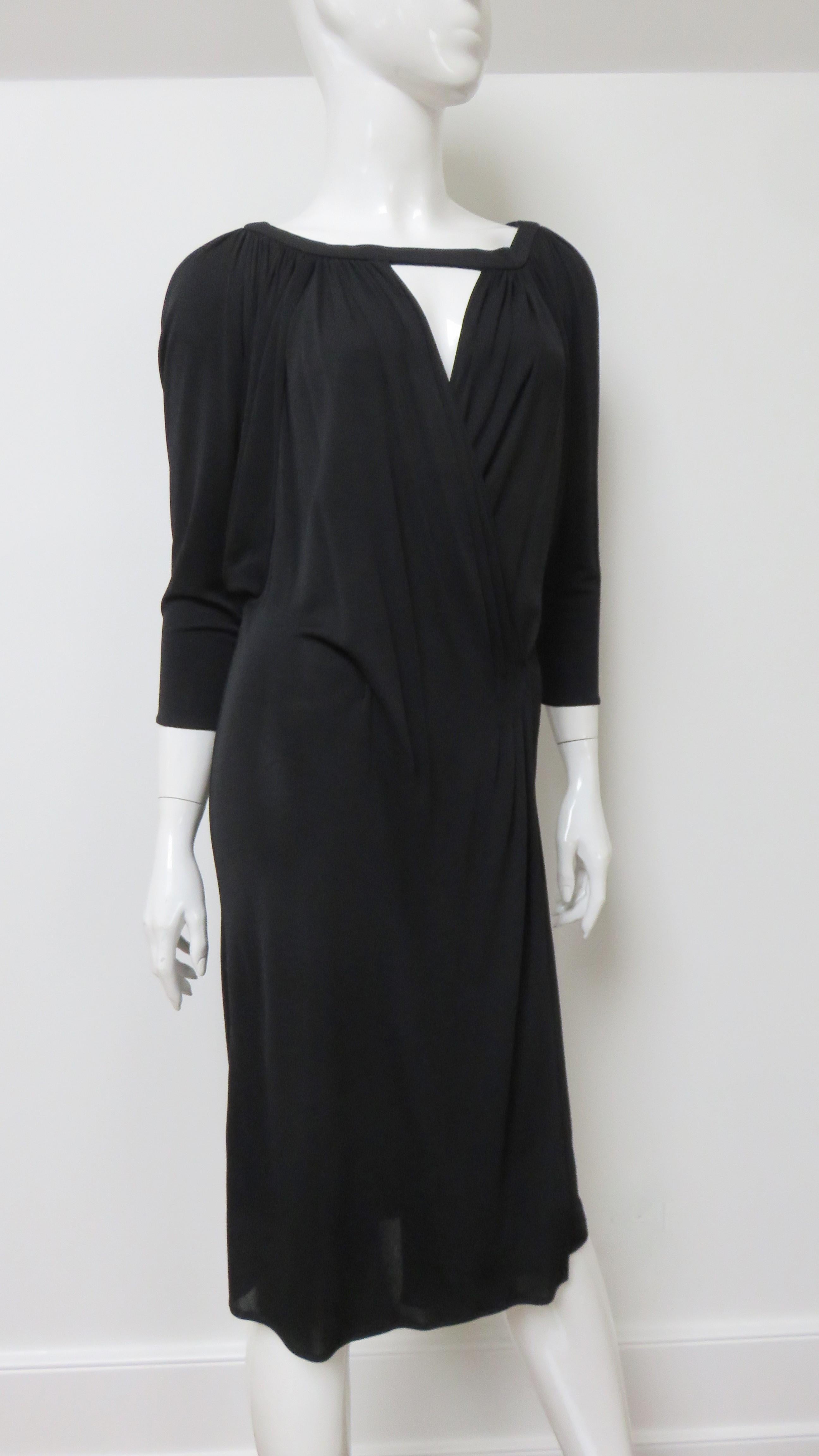 Noir Gianni Versace Robe à découpes en soie avec découpes en vente