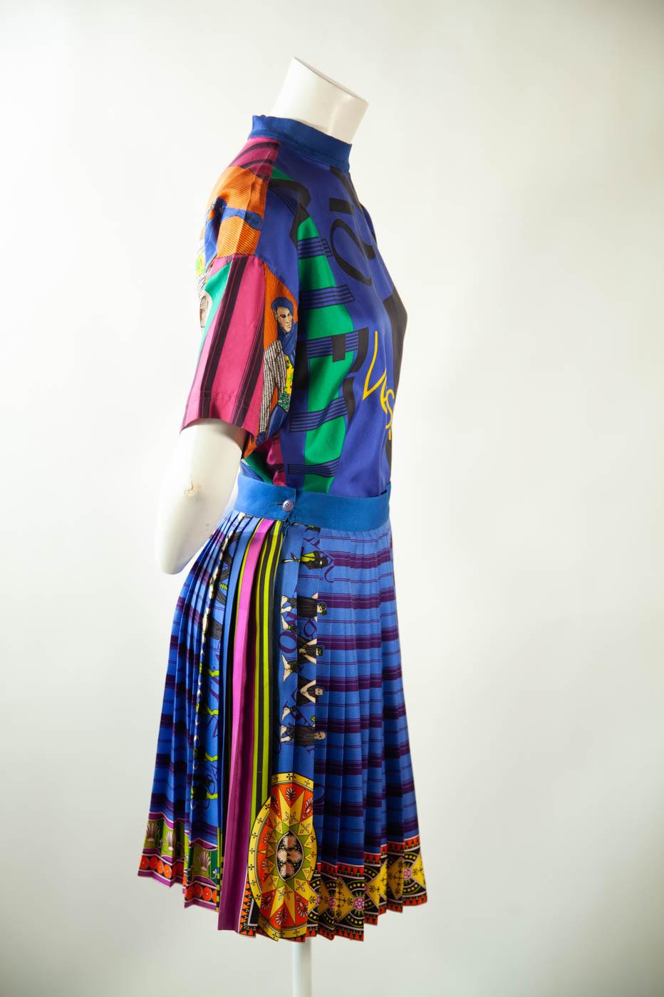 Gianni Versace pleated skirt and top in excellent condition. 100% silk.

EU 42