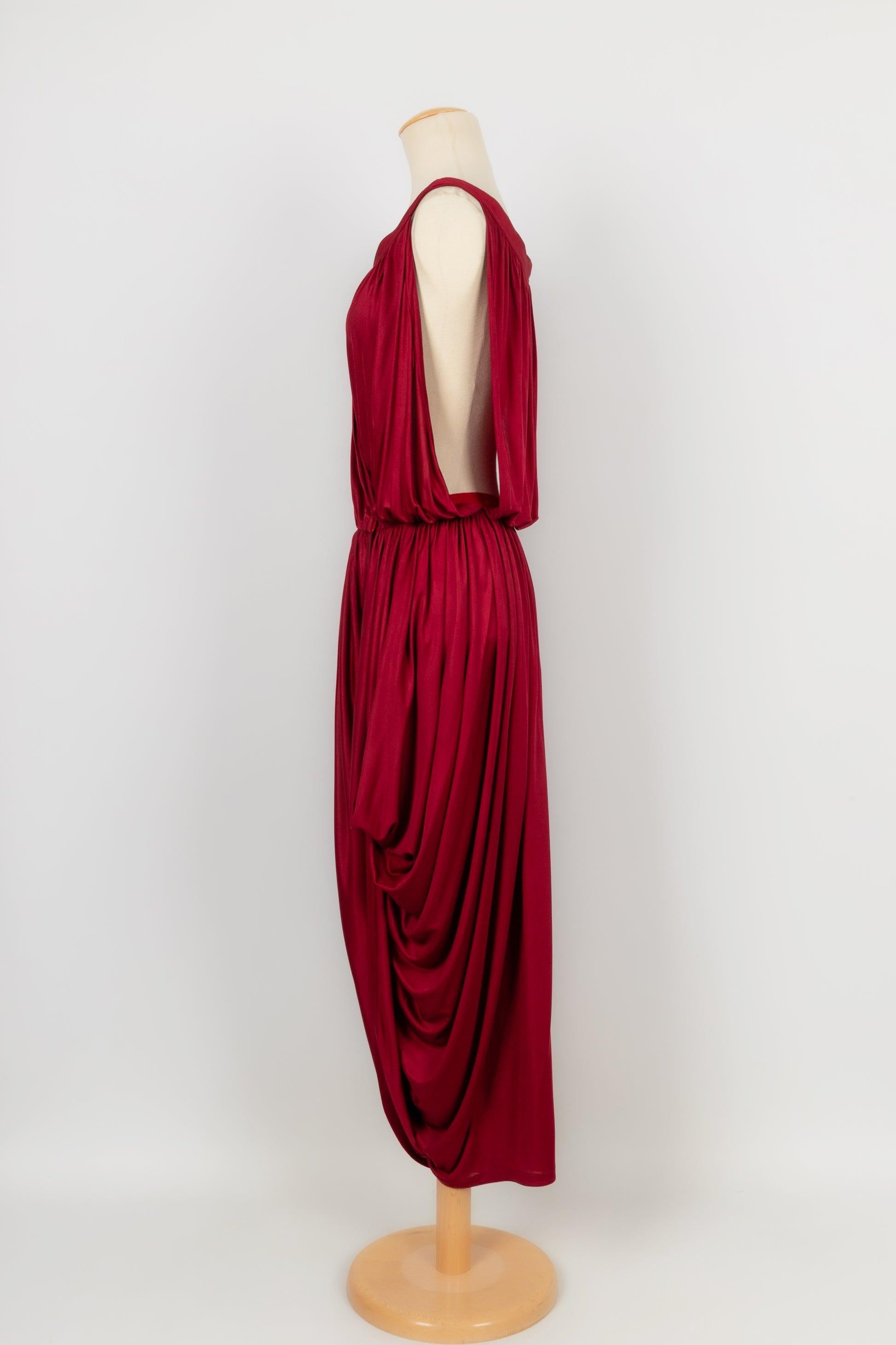 Versace - (Made in Italy) Silk pleated dress. Indicated size 44IT, it fits a 42FR. Circa 1980 Collection.

Additional information:
Condition: Very good condition
Dimensions: Waist: 34 cm
Length: 132 cm

Seller reference: VR287