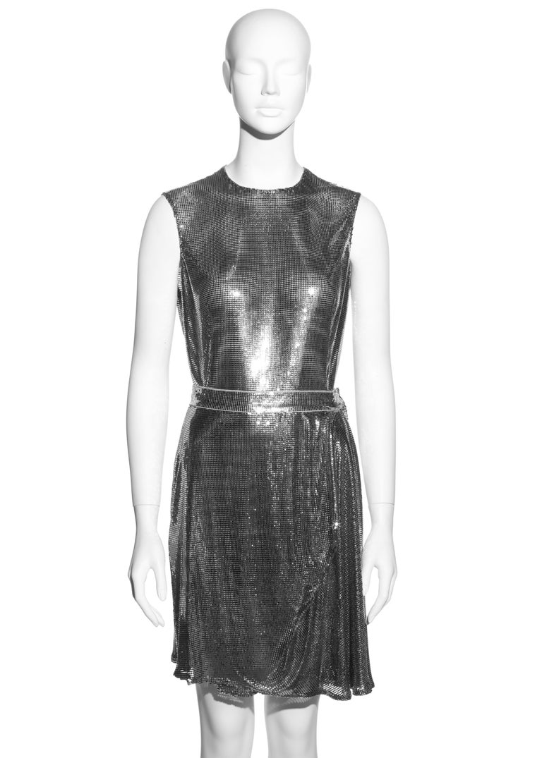 ▪ Gianni Versace silver Oroton chainmail two piece skirt suit
▪ 100% Metal
▪ Vest with lycra bodysuit attached
▪ Knee length skirt with draped detail 
▪ IT 42 - FR 38 - UK 10 - US 6
▪ Fall-Winter 1994