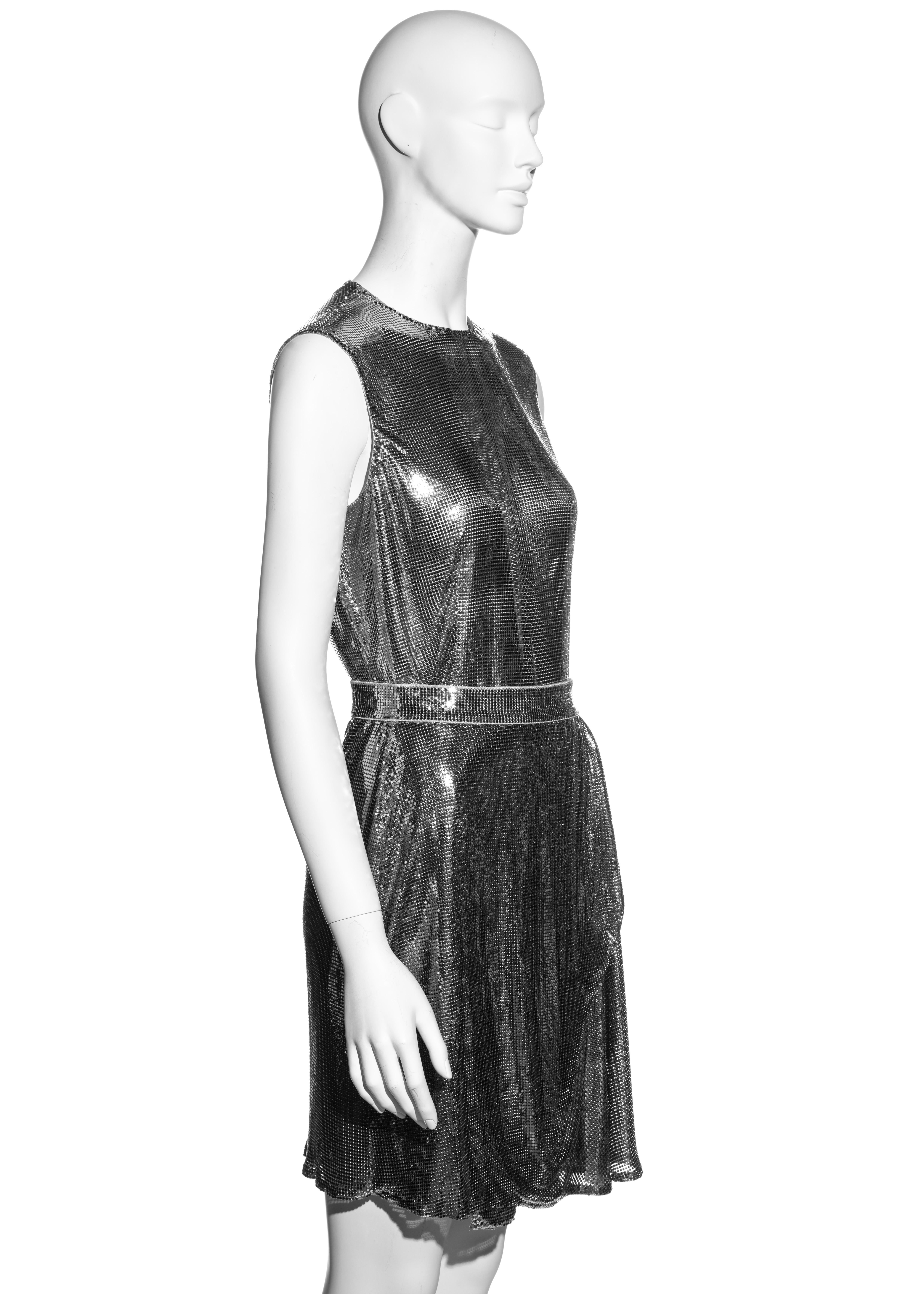Body et jupe en cotte de mailles métallique argentée Oroton de Gianni Versace, automne-hiver 1994 Pour femmes en vente