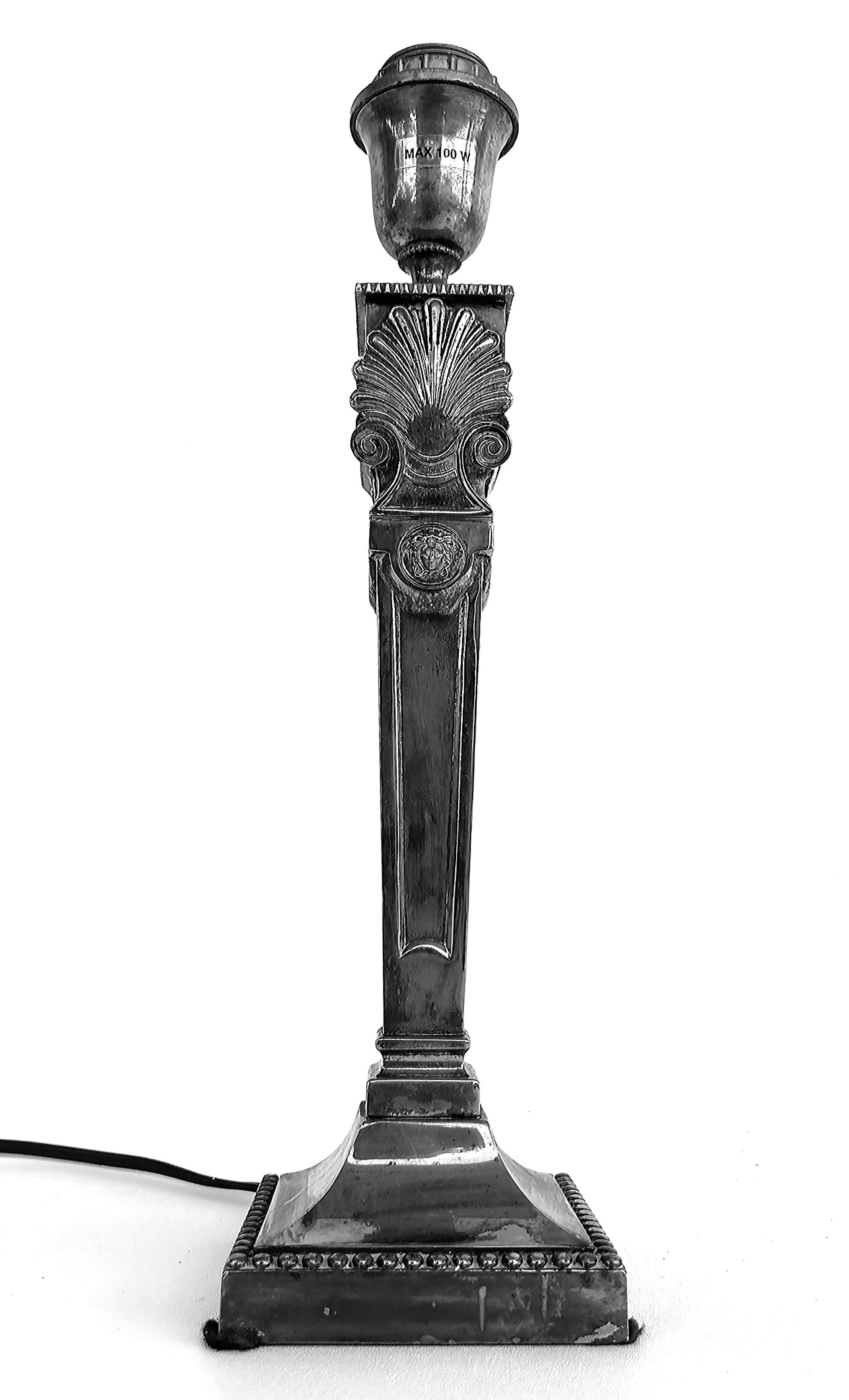 Lampada da tavolo Medusa di Gianni Versace, Laudarte Srl Italia

In vendita una lampada da tavolo 