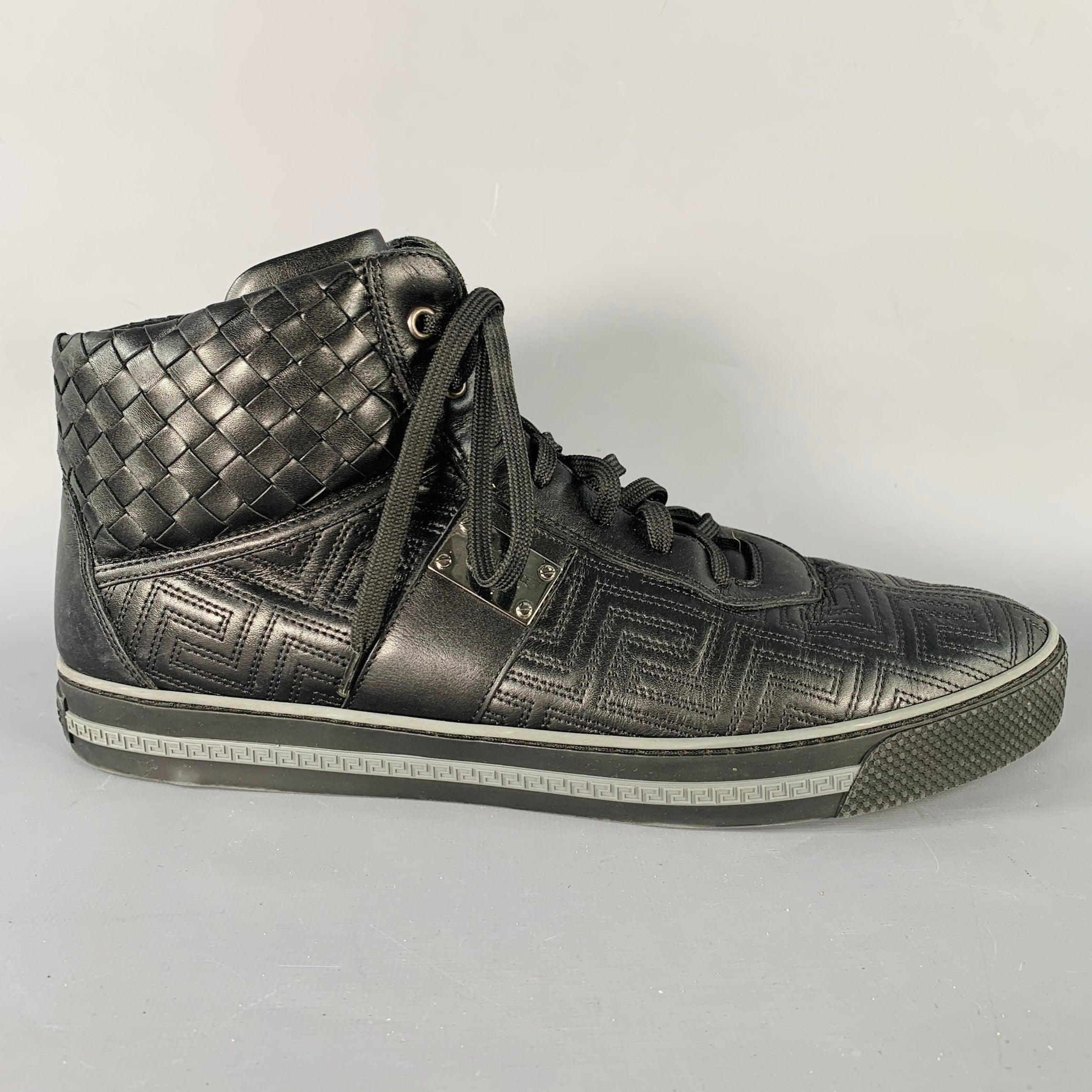 Zapatillas GIANNI VERSACE
en piel negra con un estilo de caña alta con diseño de tobillo tejido, motivo Greca cosido y cierre de cordones. Fabricado en Italia.Excelente estado de conservación. 

Marcado:   IT 44Suela:11,75 pulgadas  x 4 pulgadas 
 