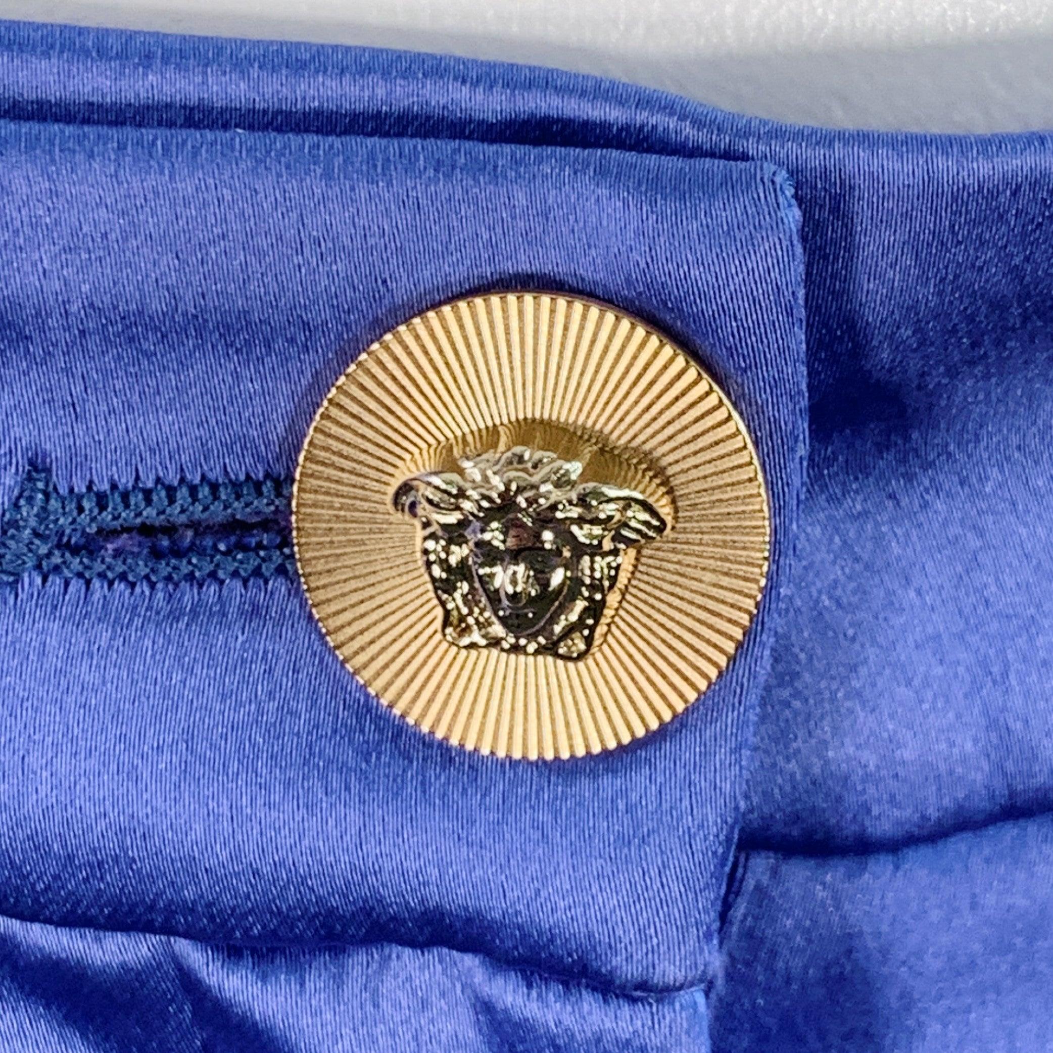 GIANNI VERSACE Kleid Hose
in einer violetten Acetat-Mischung aus Satin mit schmaler, taillierter Passform und Reißverschluss mit Medusa-Kopf-Knopf-Detail.Sehr guter, gebrauchter Zustand. Geringfügige Beeinträchtigungen. 

Markiert:   IT 40