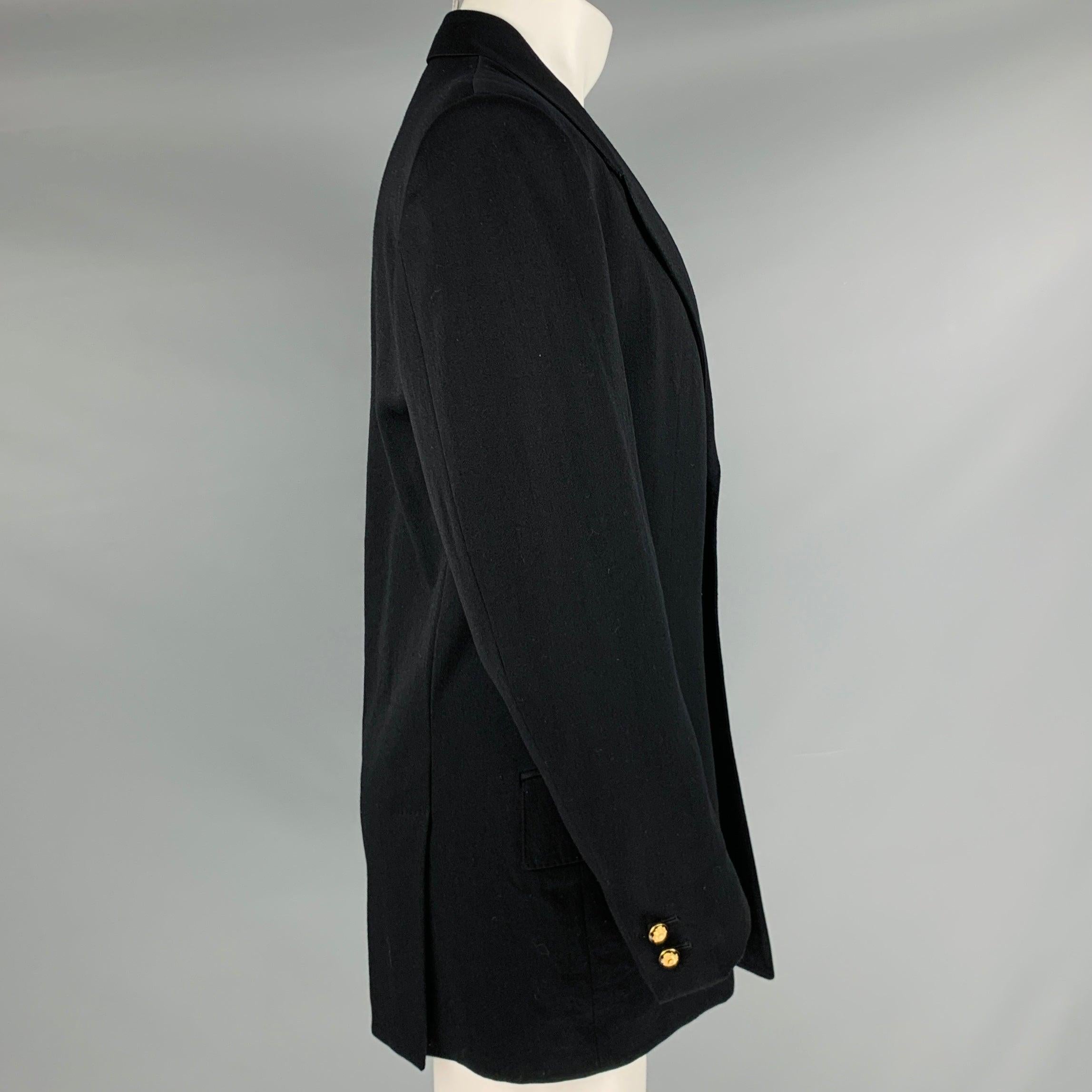 GIANNI VERSACE Jacke
aus schwarzem Wollstoff, einreihig, mit doppeltem Rückenschlitz und Drei-Knopf-Verschluss, in ausgezeichnetem, gebrauchtem Zustand. 

Markiert:   IT 50 

Abmessungen: 
 
Schultern: 19 Zoll Brustumfang: 40 Zoll Ärmelumfang: 25