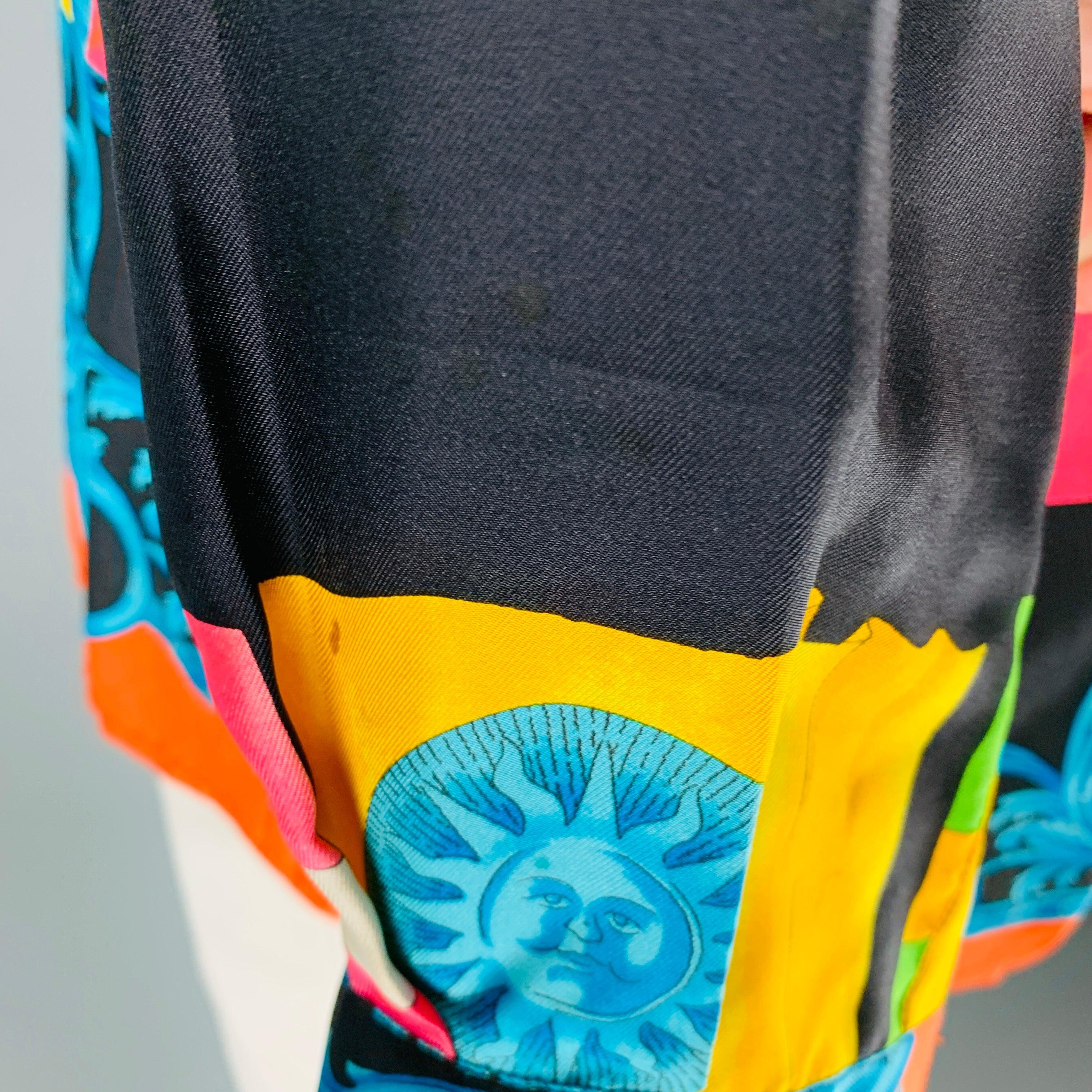 Gianni Versace Taille 44 Chemise à manches longues à patte de boutonnage cachée en soie imprimée multicolore Pour hommes en vente