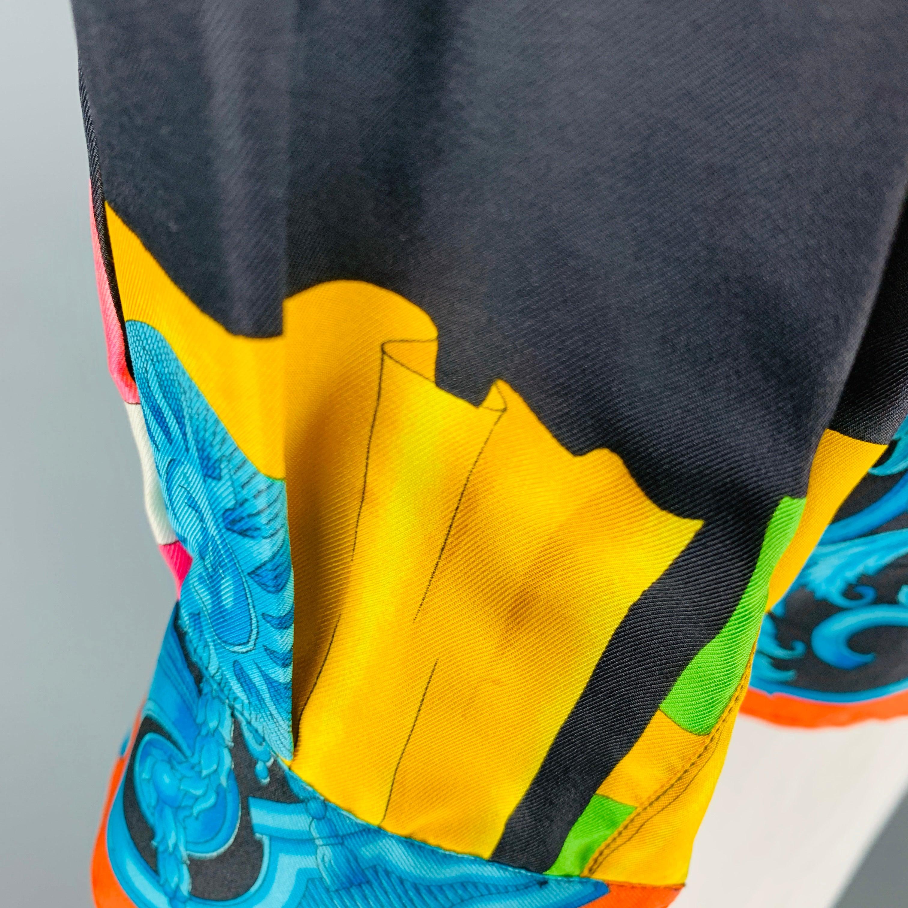 Gianni Versace Taille 44 Chemise à manches longues à patte de boutonnage cachée en soie imprimée multicolore en vente 1
