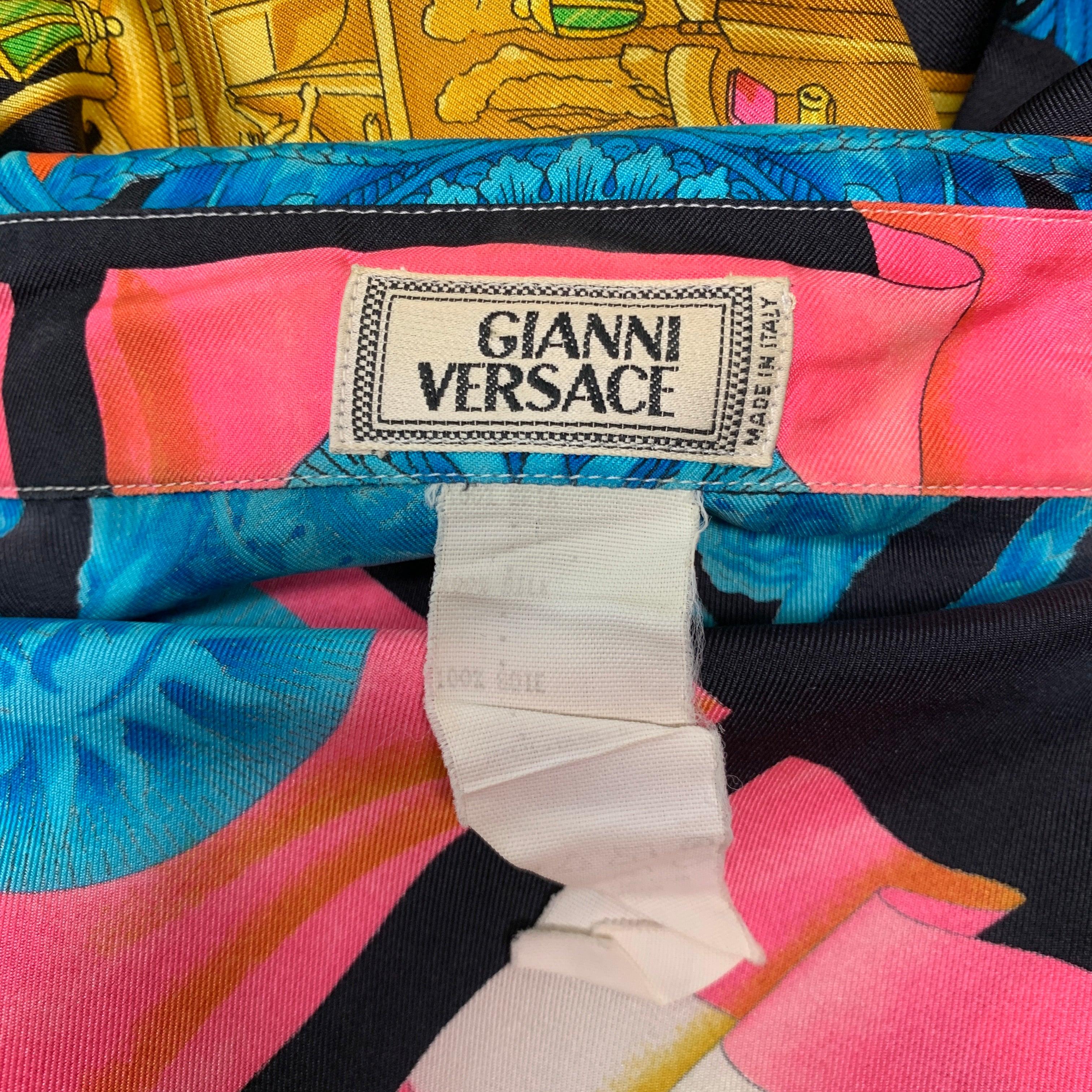 Gianni Versace Taille 44 Chemise à manches longues à patte de boutonnage cachée en soie imprimée multicolore en vente 3