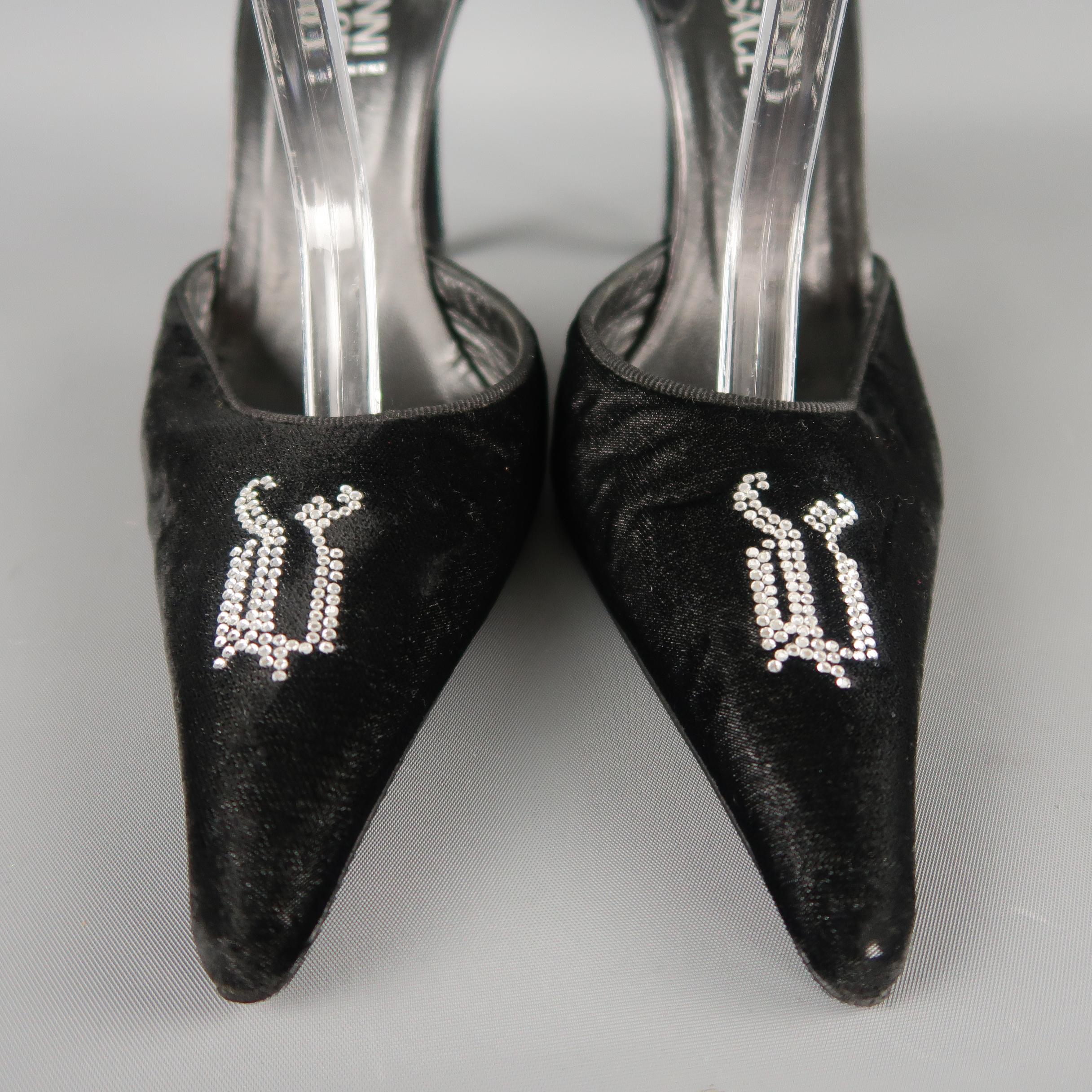 GIANNI VERSACE pumps come in black velvet with a pointed mule style toe with crystal Old English V, covered heel, and double leather ankle tie straps. Made in Italy.
 
Good Pre-Owned Condition.
Marked: IT 37
 
Heel:4 in.