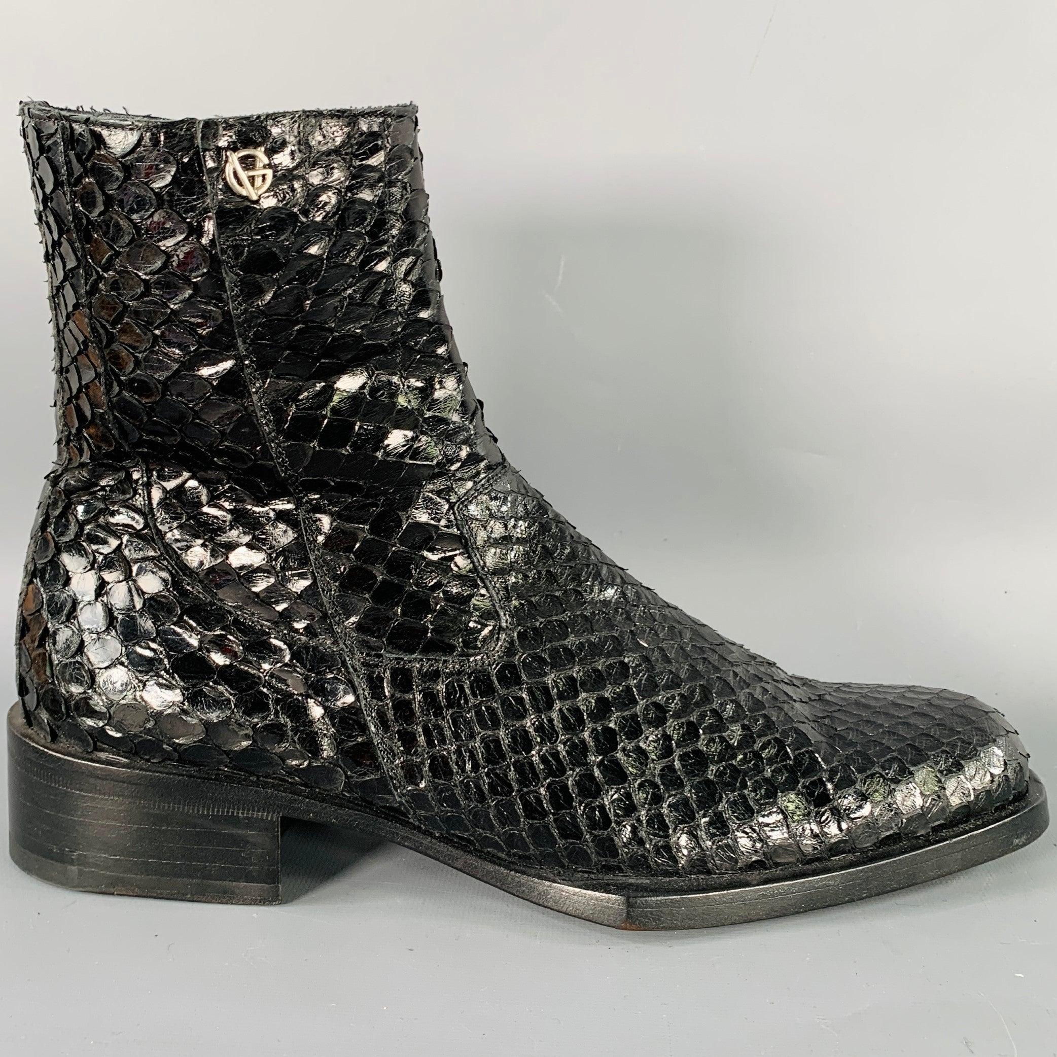 Bottes GIANNI VERSACE
dans un superbe cuir python noir, avec un style cheville, une semelle en cuir et une fermeture à glissière sur le côté. Remarque : ces bottes ont deux tailles légèrement différentes. La taille indiquée est celle de la plus