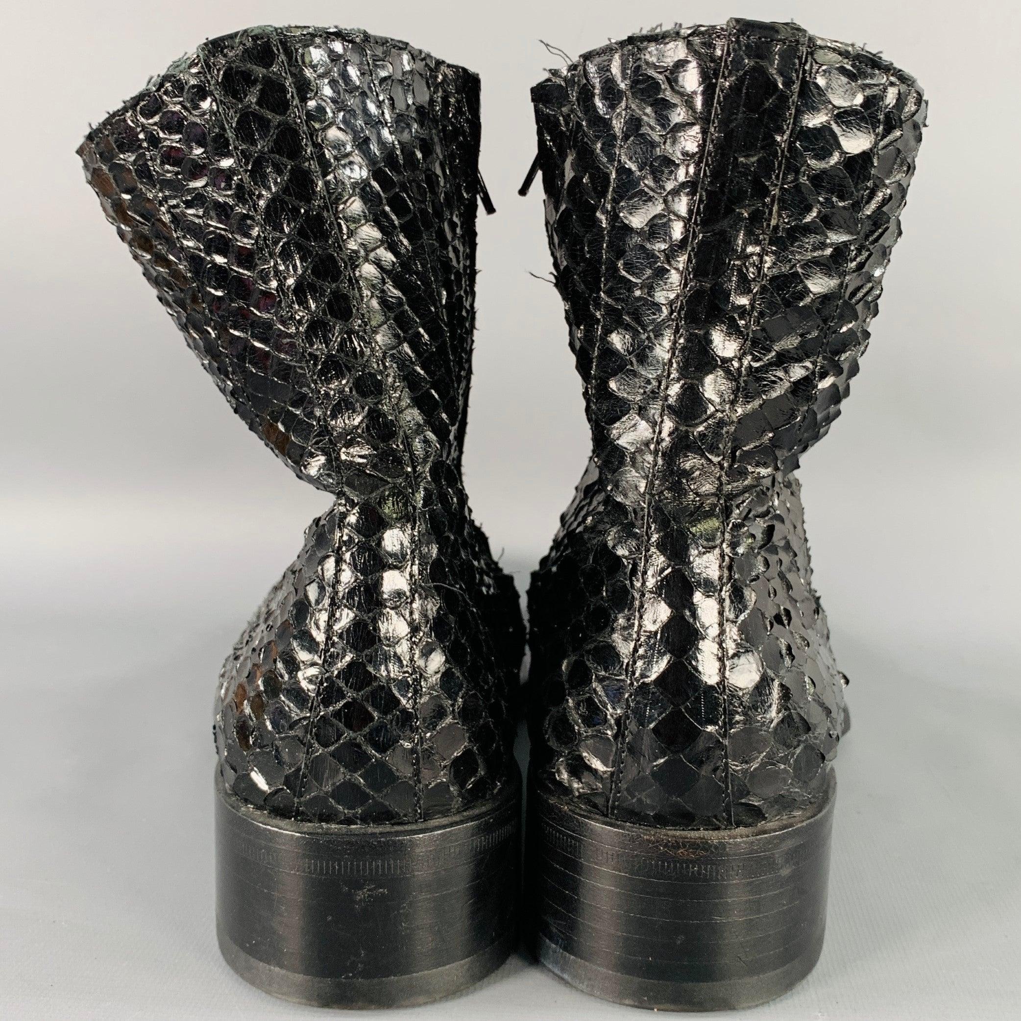 Noir Gianni Versace Taille 8 Bottes à fermeture éclair latérale en cuir python noir en vente