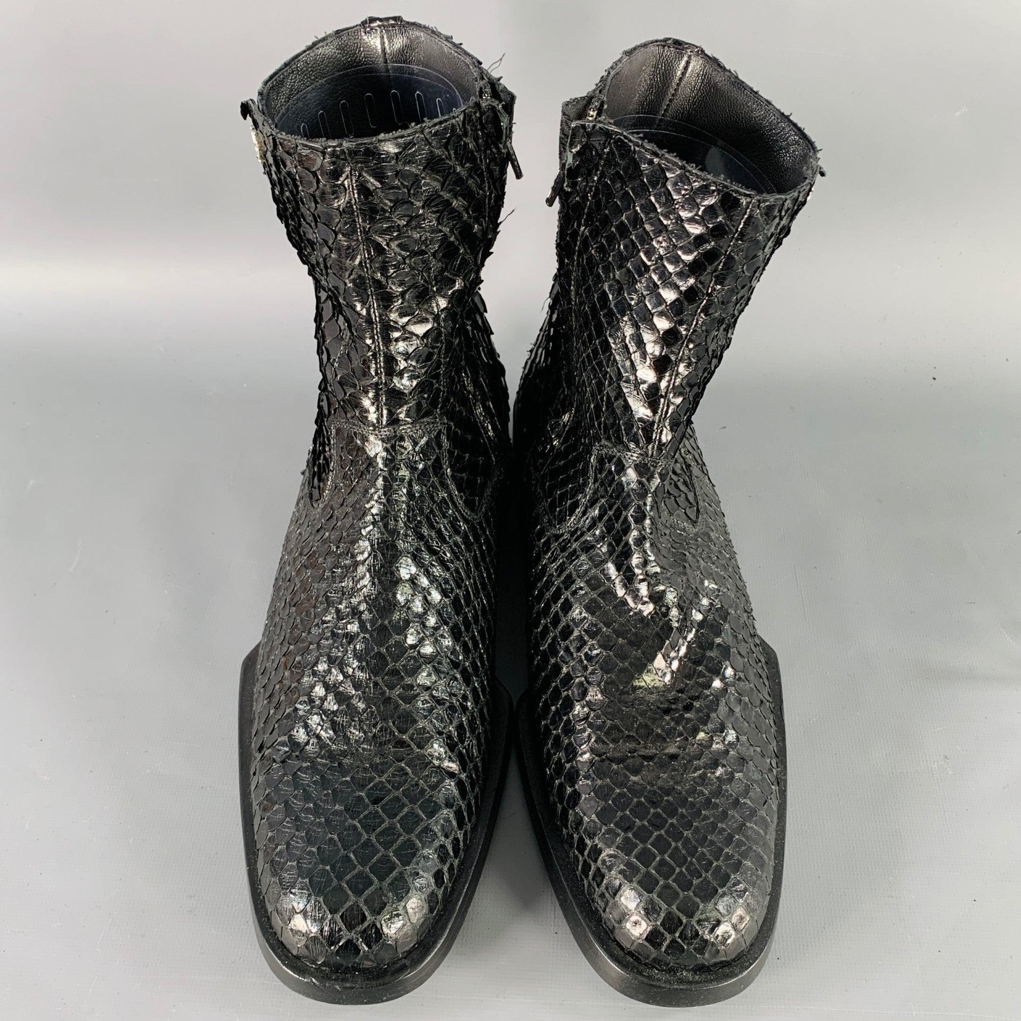 Gianni Versace Taille 8 Bottes à fermeture éclair latérale en cuir python noir Excellent état - En vente à San Francisco, CA