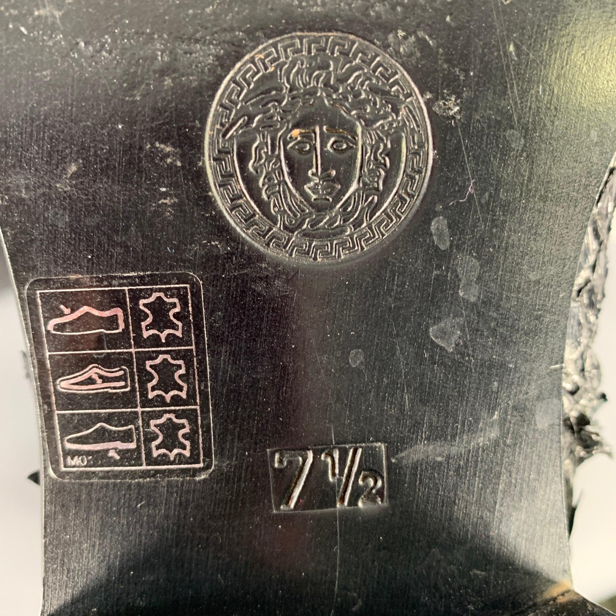 Gianni Versace Taille 8 Bottes à fermeture éclair latérale en cuir python noir en vente 2