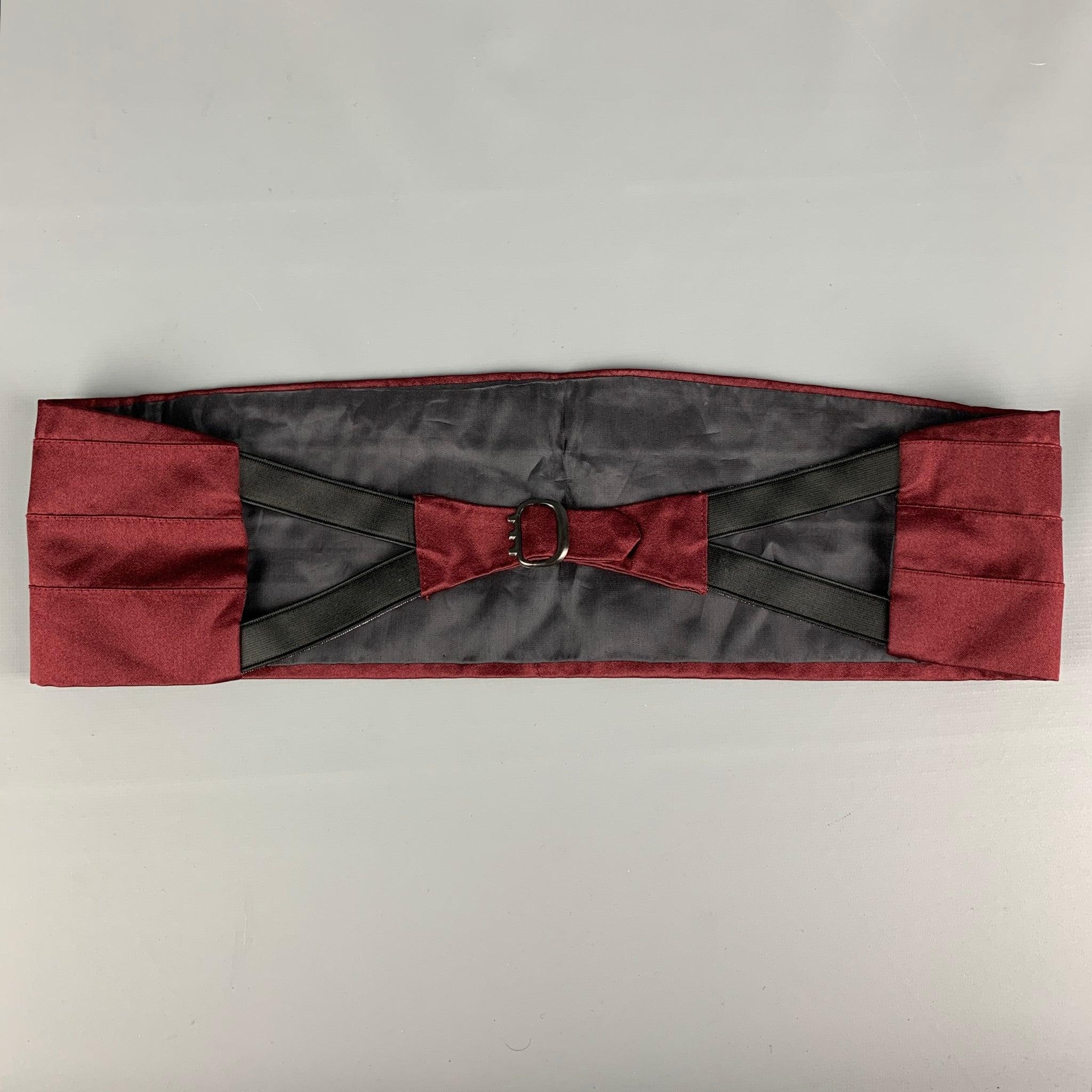 GIANNI VERSACE
 cummerbund comes in a burgundy pleated silk featuring a buckle closure. Made in Italy.Very Good Pre-Owned Condition. 
 

 Measurements: 
  Height: 4.5 inches Length: 33 inches 
  
  
  
 Sui Generis Reference: 118897
 Category: