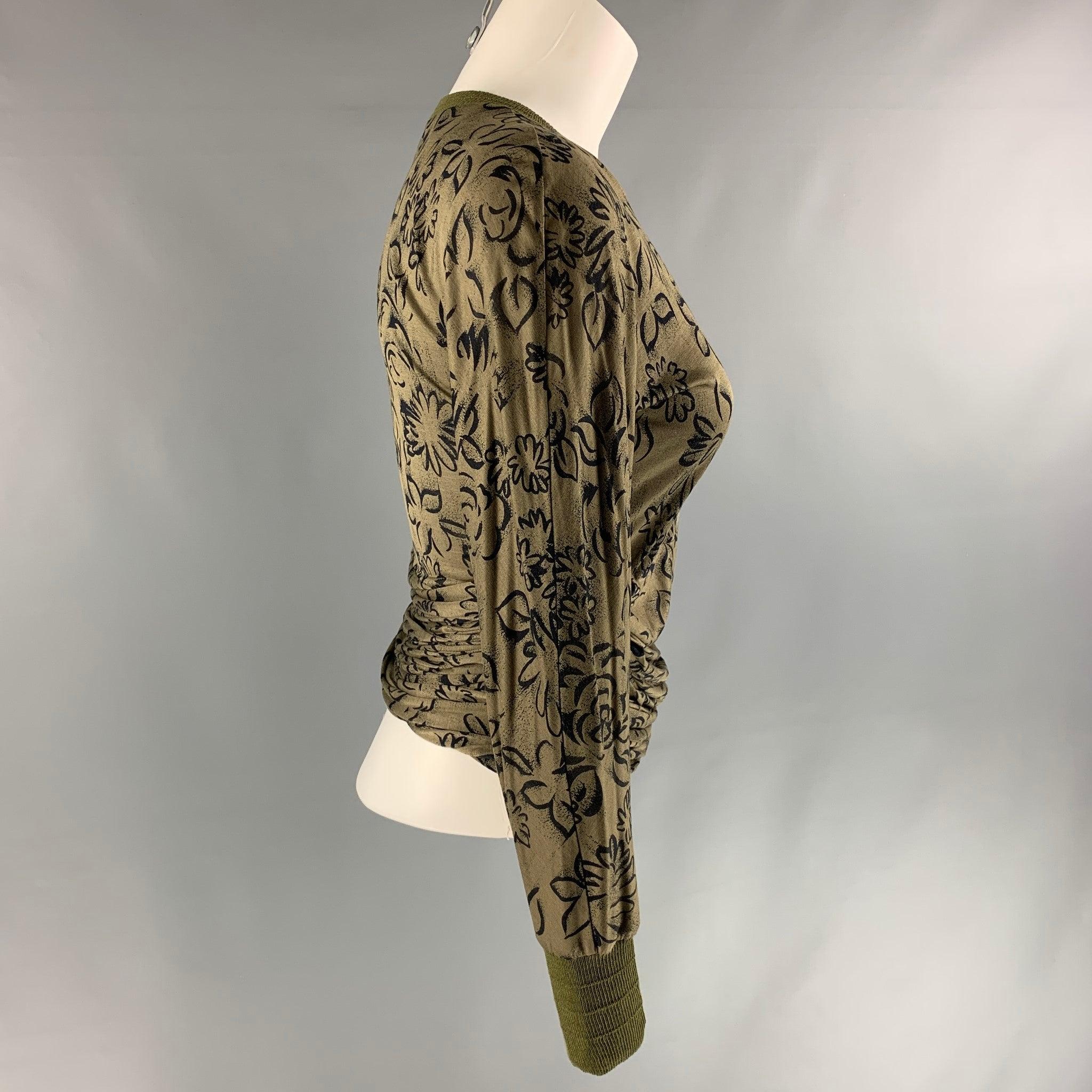 VINTAGE GIANNI VERSACE pullover comes in a green and black floral print viscose and silk jersey featuring draped detail at the bottom. Made in Italy.Excellent Pre-Owned Condition.  

Marked:   I 

Measurements: 
 
Shoulder: 14 inches Bust: 36 inches