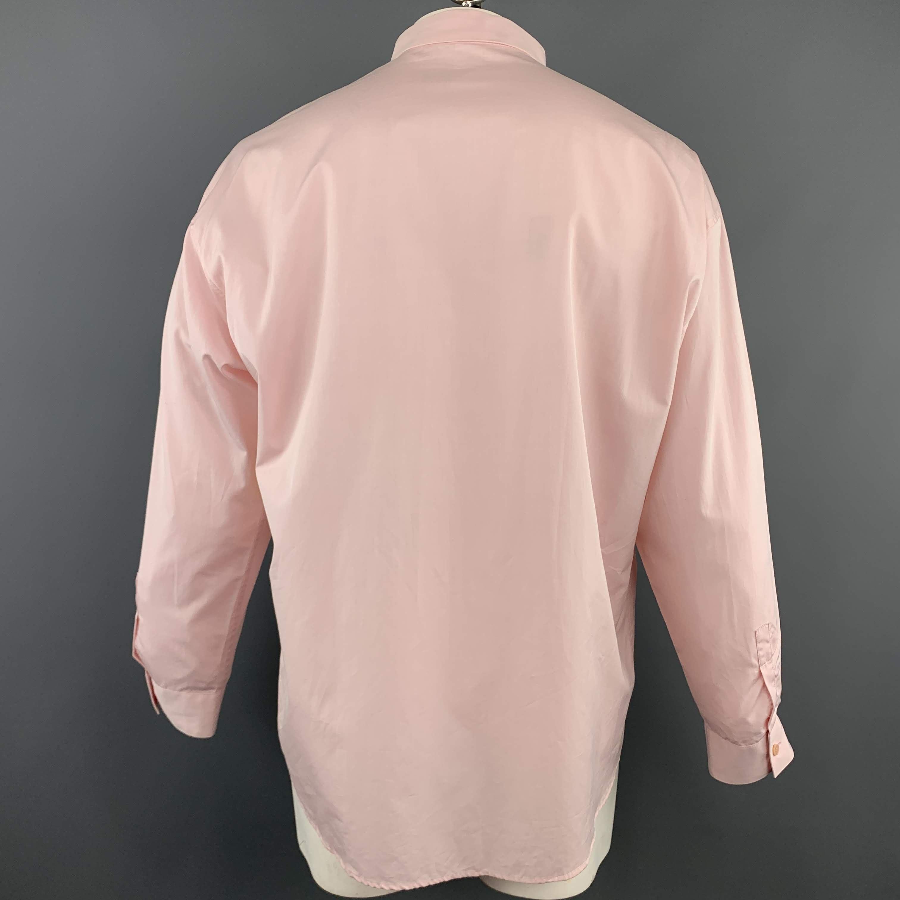 Gianni Versace Taille XL Chemise à manches longues en coton rose clair à boutons cachés Excellent état - En vente à San Francisco, CA
