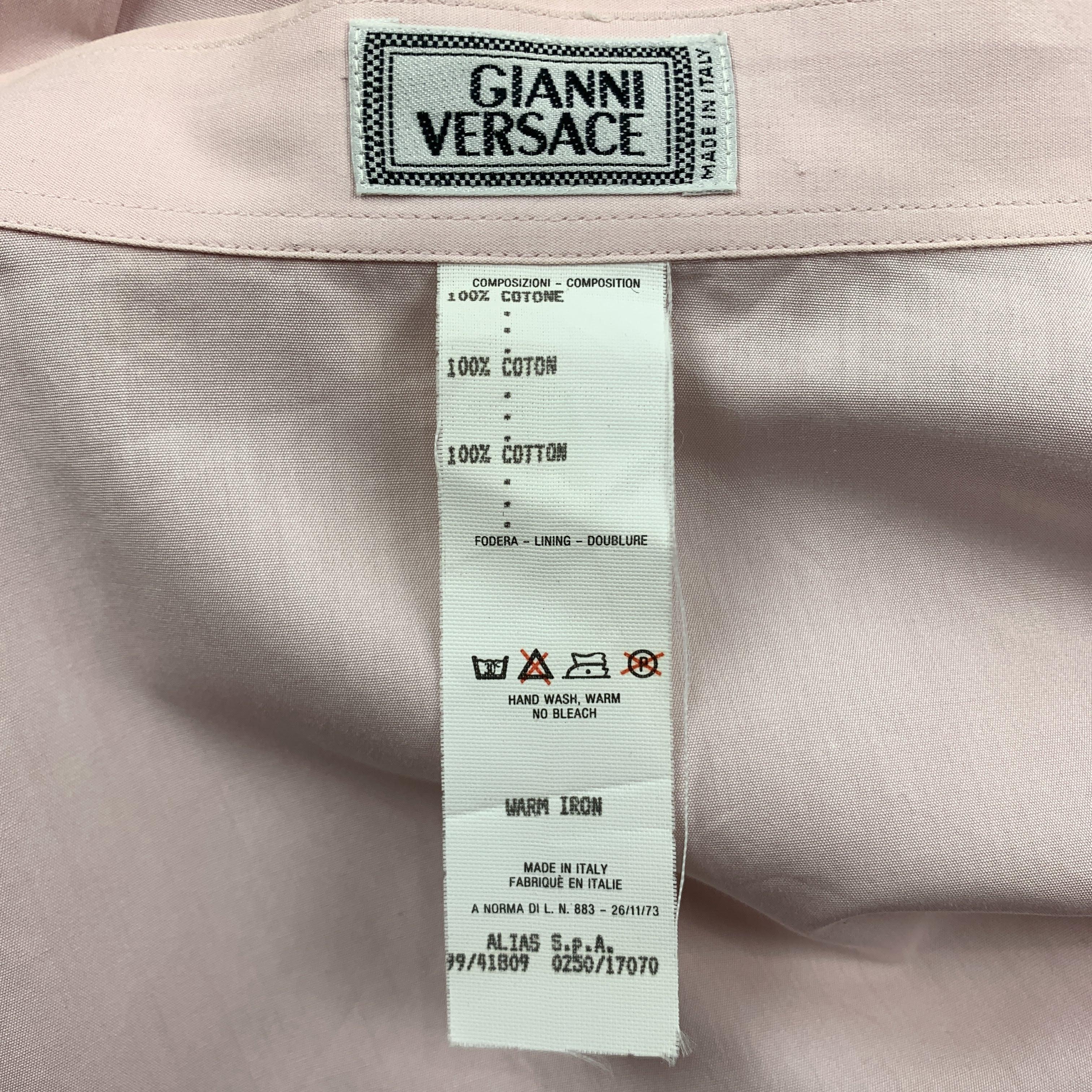 Gianni Versace Taille XL Chemise à manches longues en coton rose clair à boutons cachés en vente 1