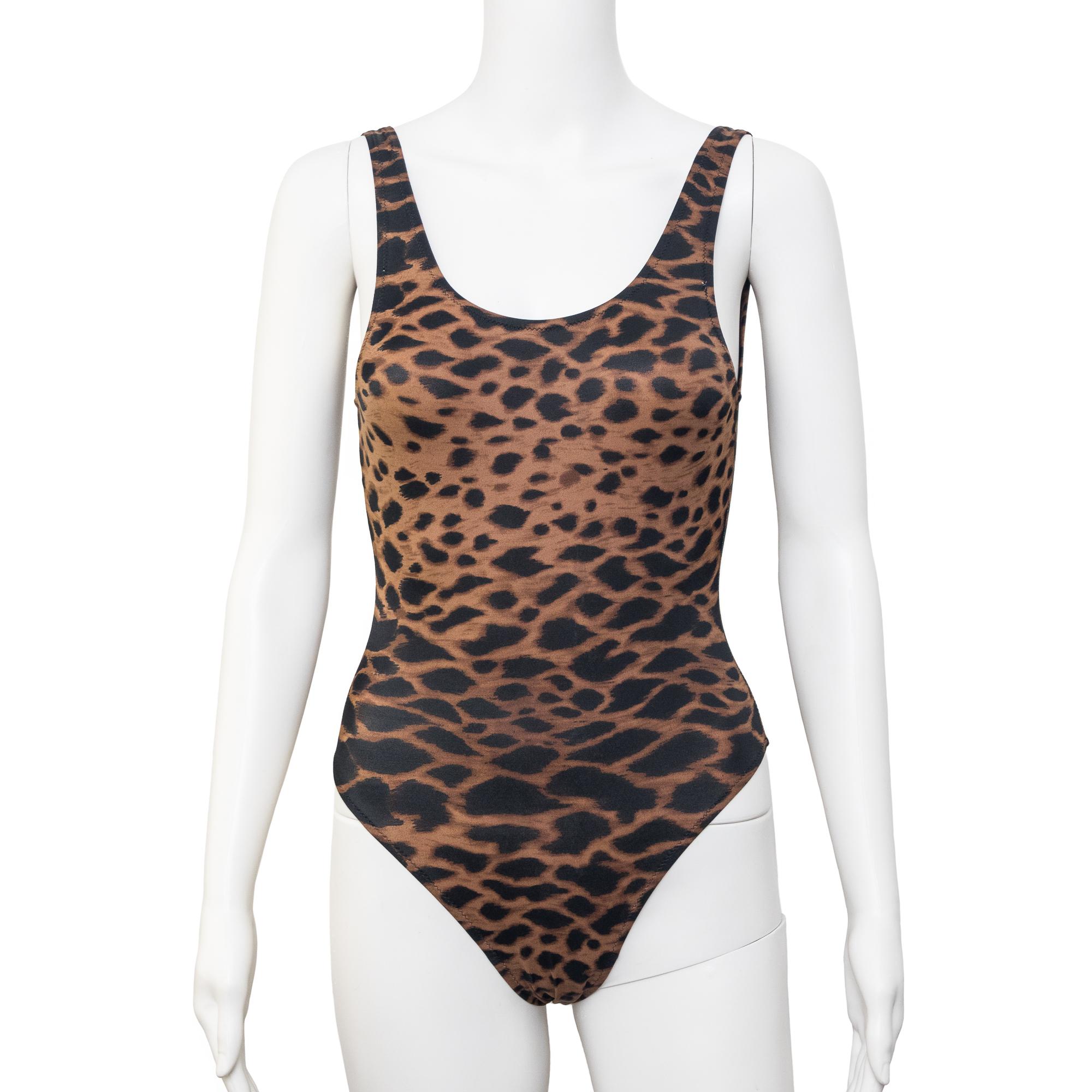 Ruder Than The Rest presenta un costume da bagno primavera-estate 1992 di Gianni Versace con stampa leopardo.

Pezzo indossato in passerella da Yasmeen Ghauri  (look 26).

Una stampa leopardata marrone e nera molto particolare.

Taglio basso sulla