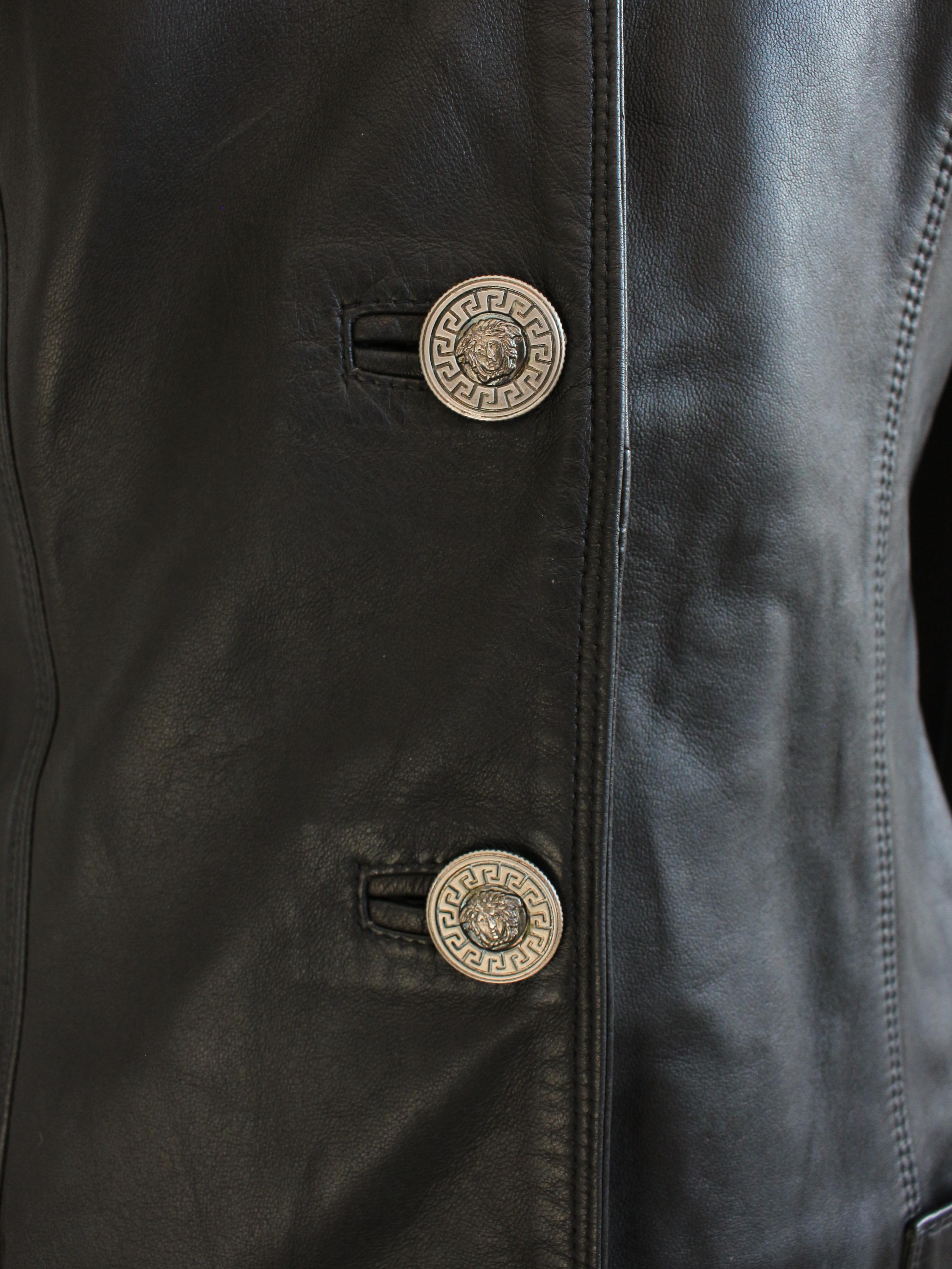 Veste en cuir à épingles de sécurité Gianni Versace printemps/été 1994 en vente 8