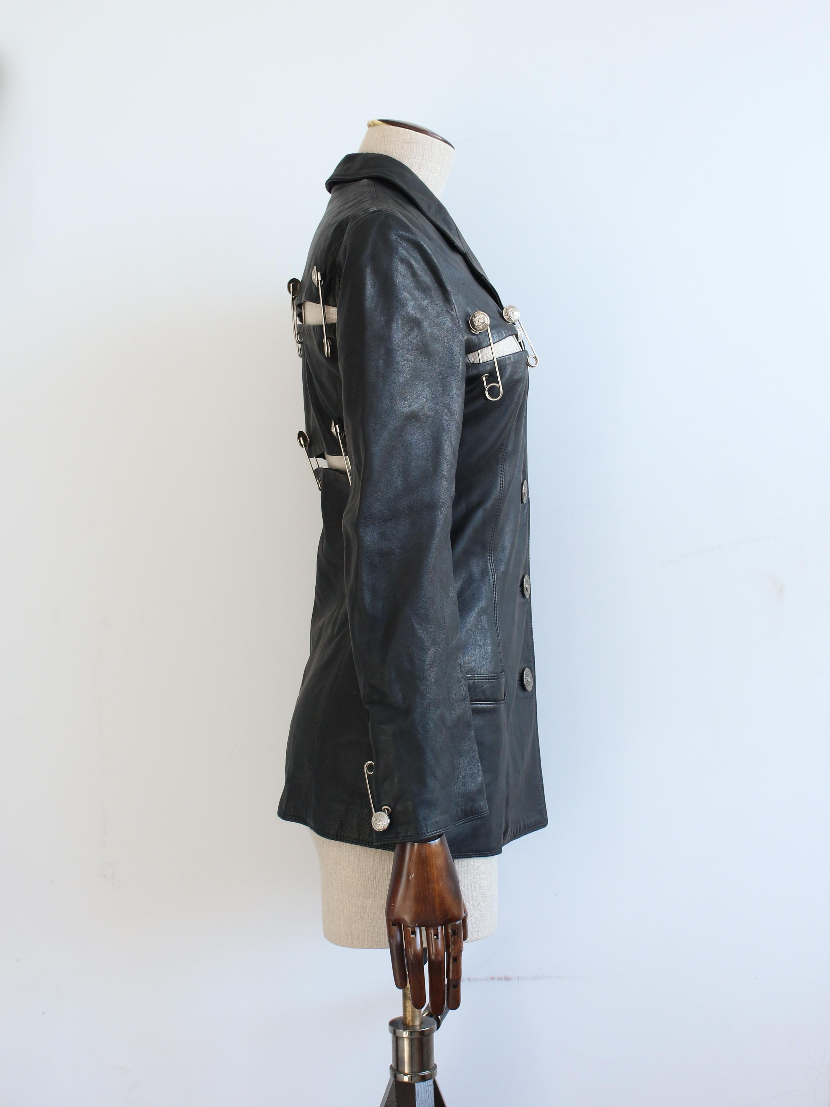 Noir Veste en cuir à épingles de sécurité Gianni Versace printemps/été 1994 en vente