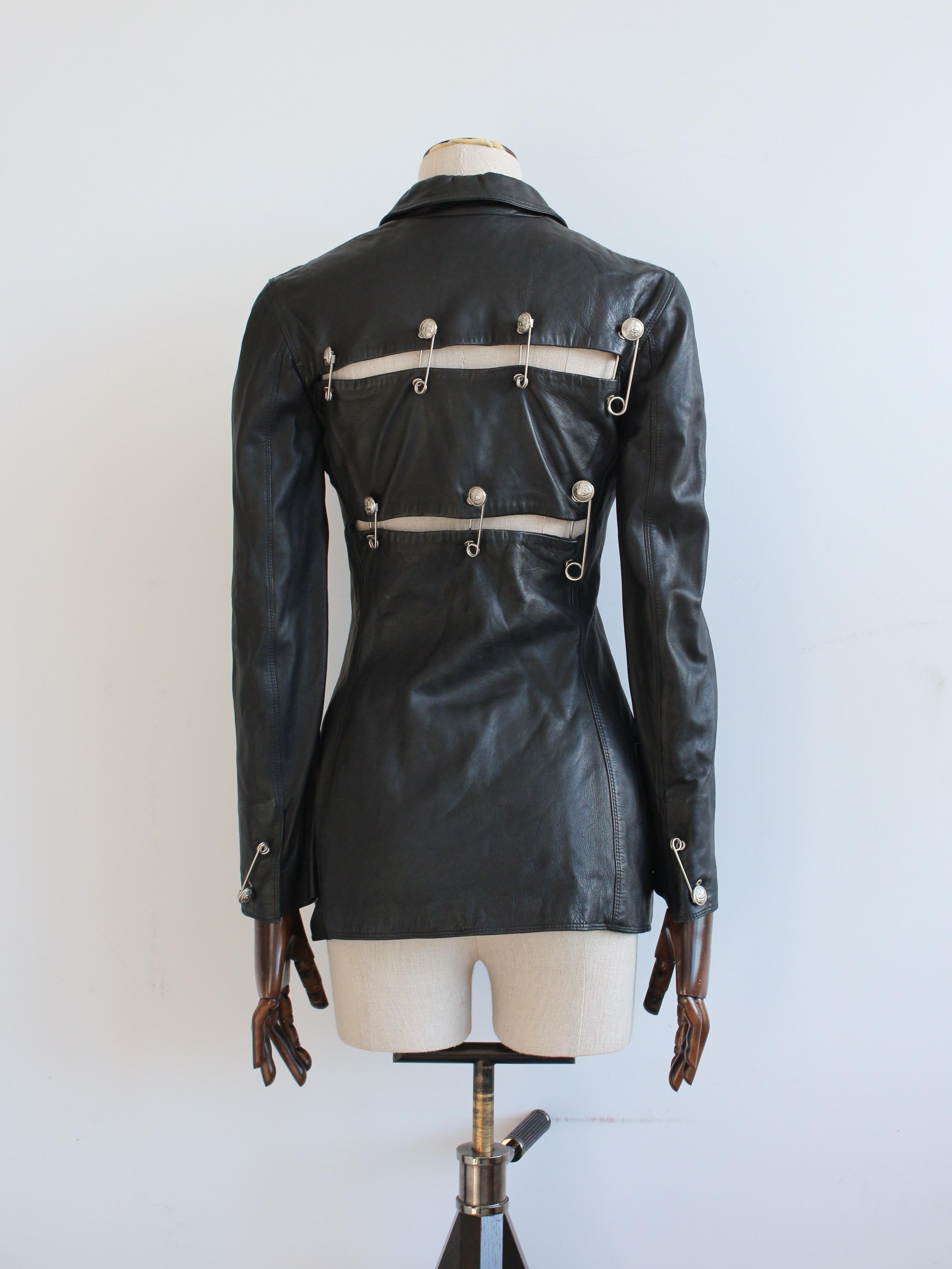 Veste en cuir à épingles de sécurité Gianni Versace printemps/été 1994 Bon état - En vente à Manchester, GB