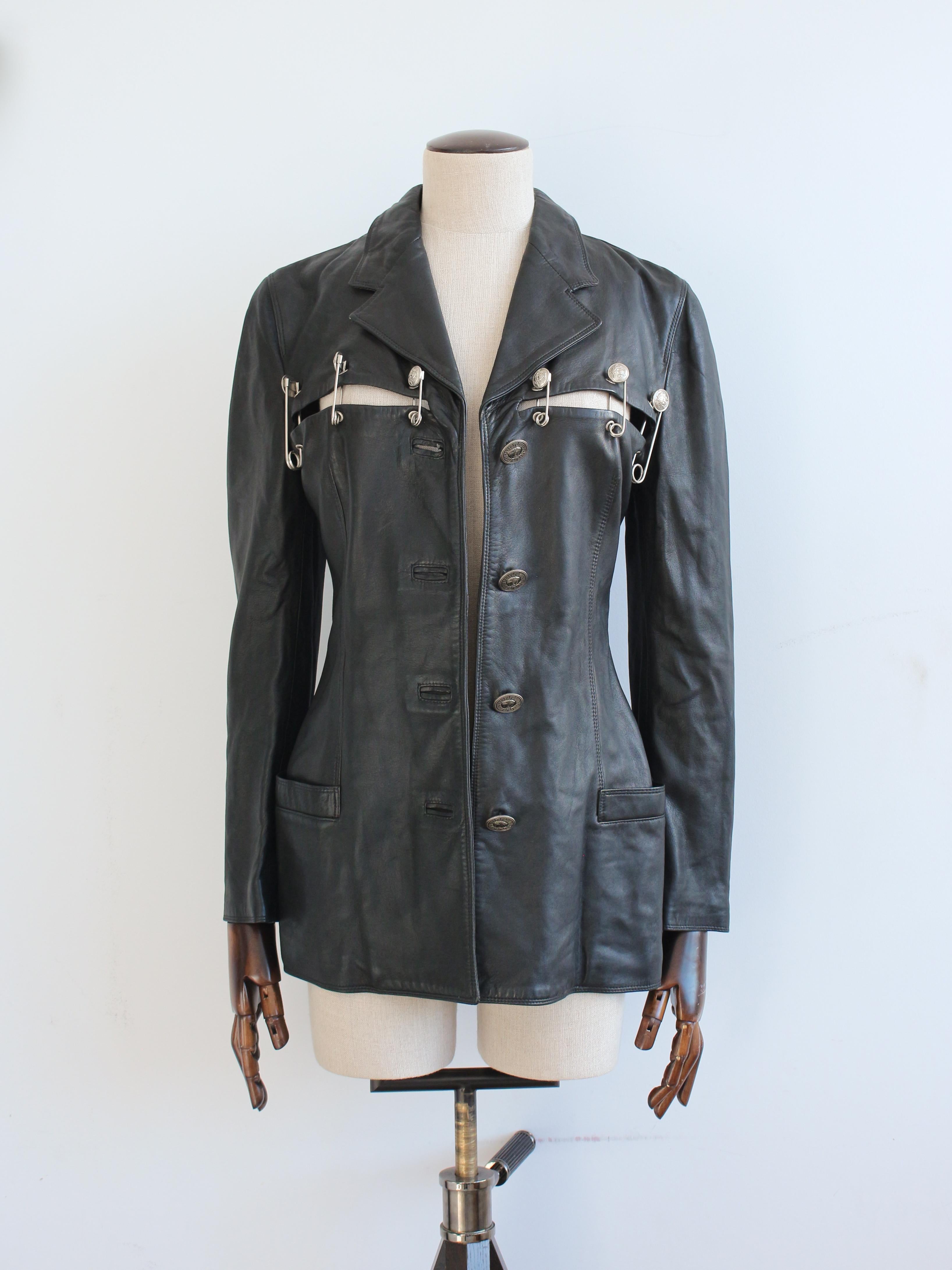 Veste en cuir à épingles de sécurité Gianni Versace printemps/été 1994 Unisexe en vente