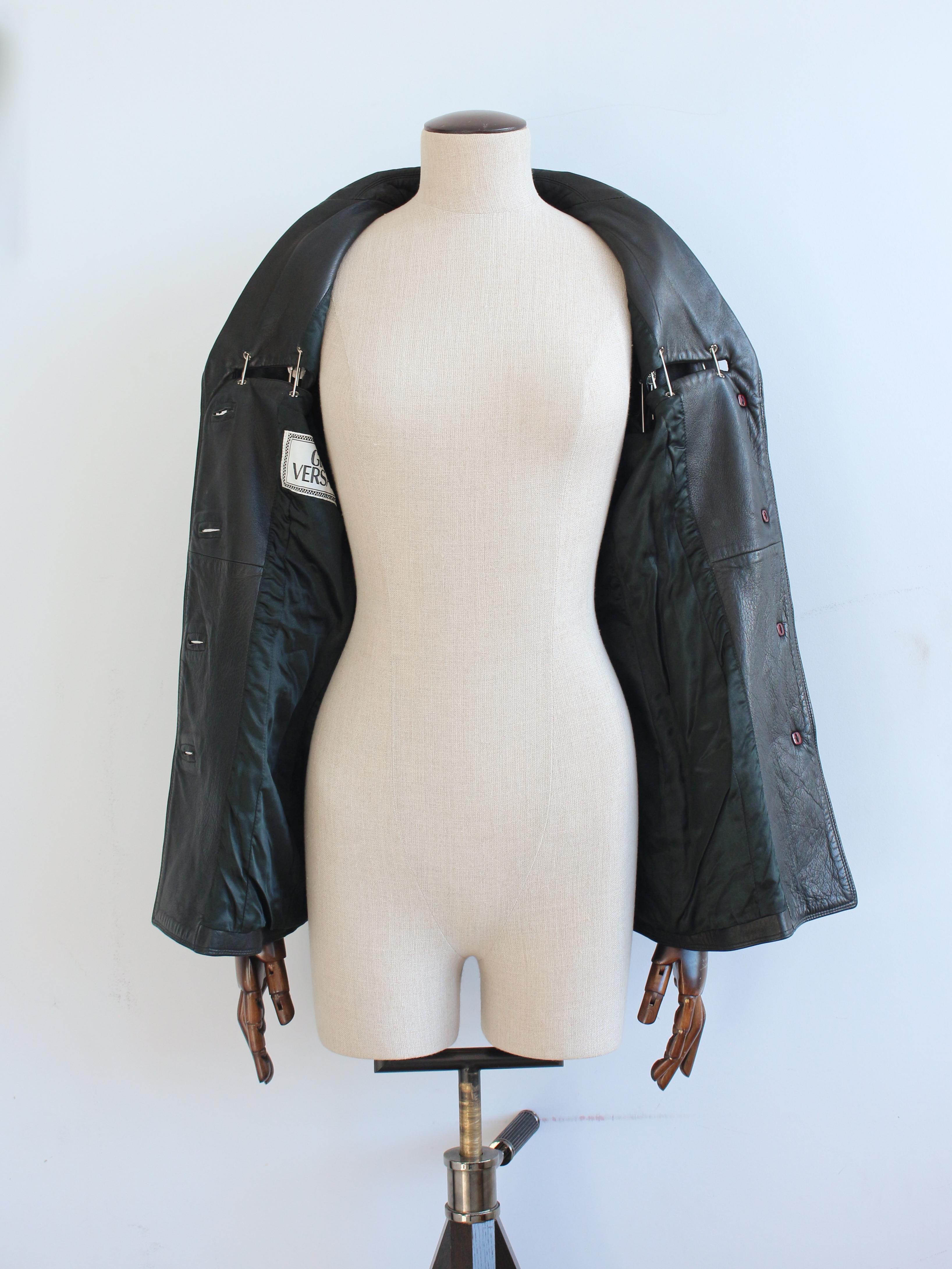 Veste en cuir à épingles de sécurité Gianni Versace printemps/été 1994 en vente 1