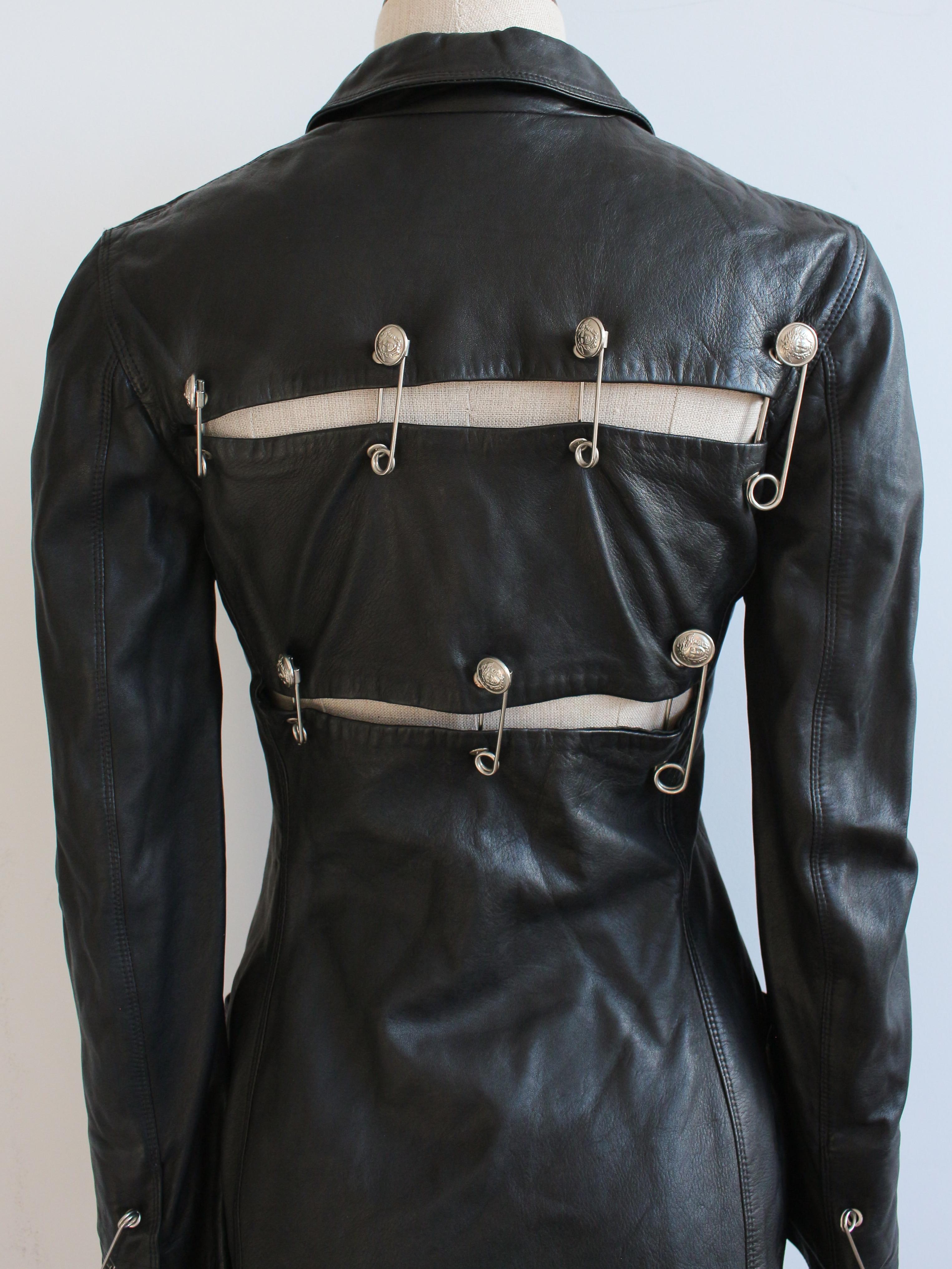 Veste en cuir à épingles de sécurité Gianni Versace printemps/été 1994 en vente 3