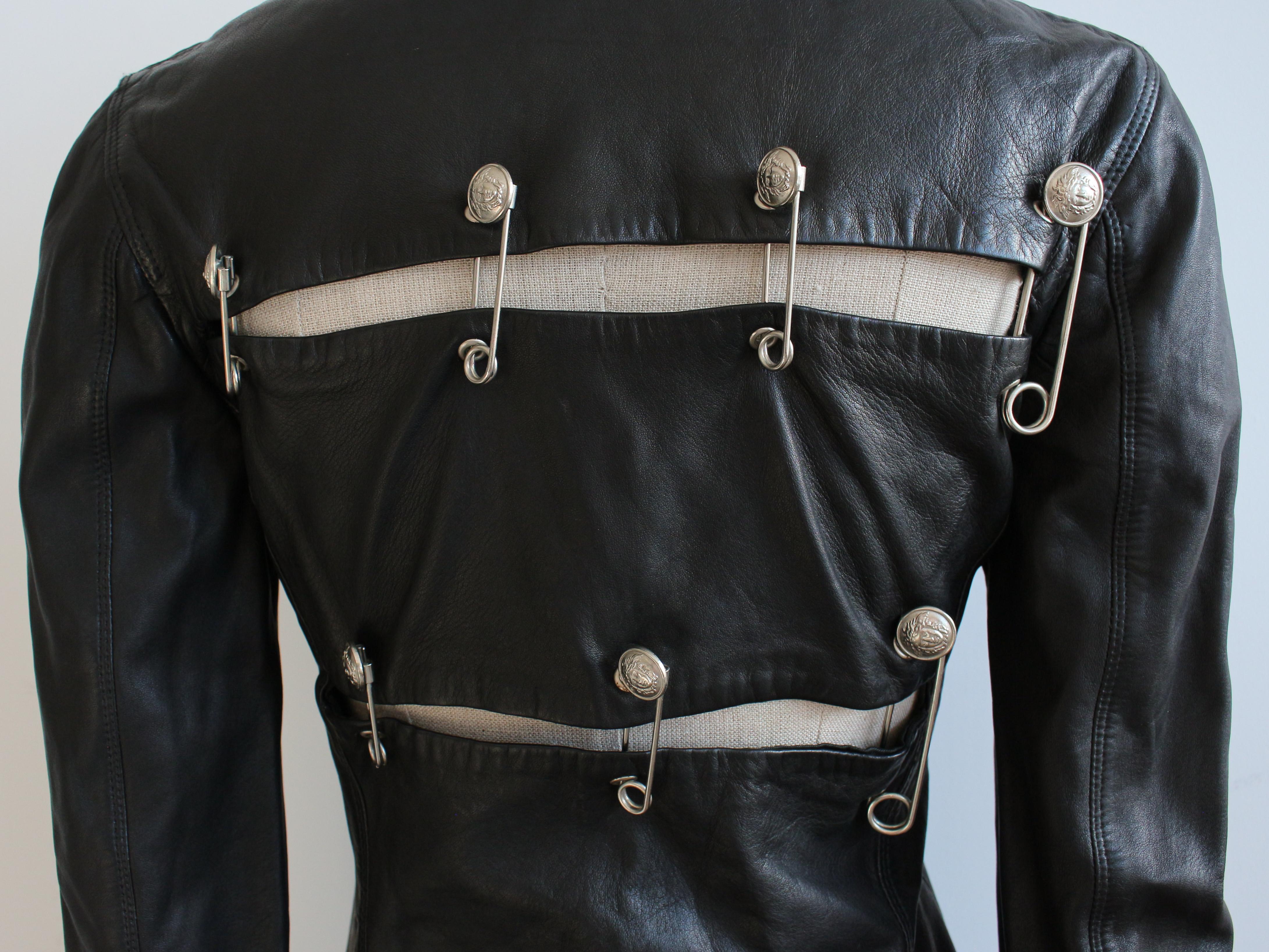 Veste en cuir à épingles de sécurité Gianni Versace printemps/été 1994 en vente 4