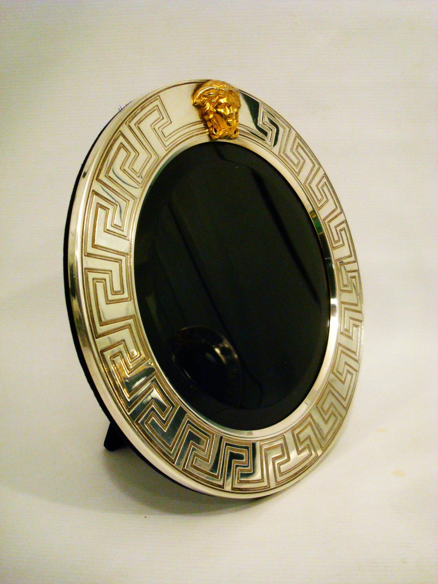 Gianni Versace Fotografía / Foto / Marco redondo de plata de ley Años 90 en venta 3