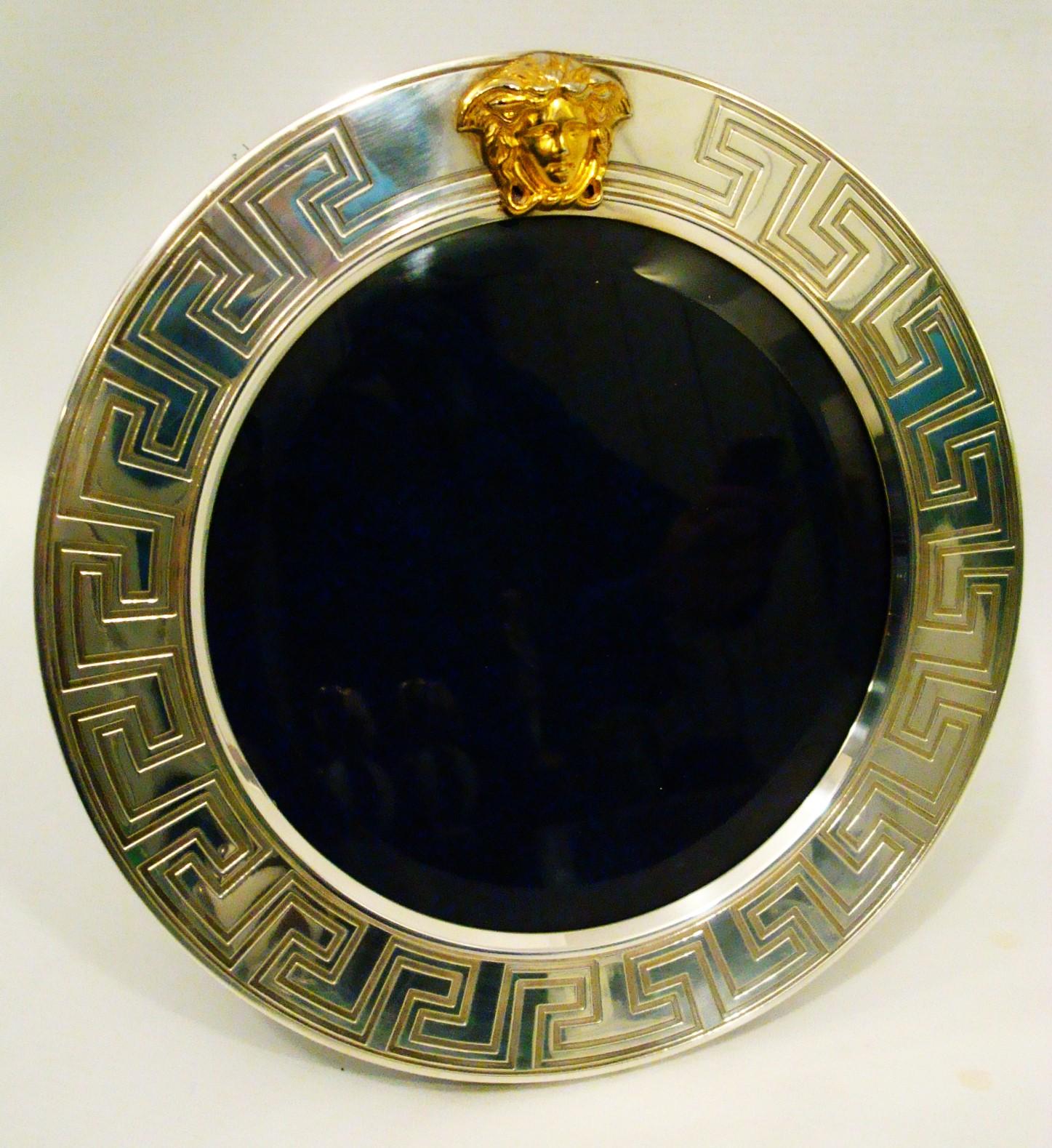 Gianni Versace Fotografía / Foto / Marco redondo de plata de ley Años 90 en venta 4