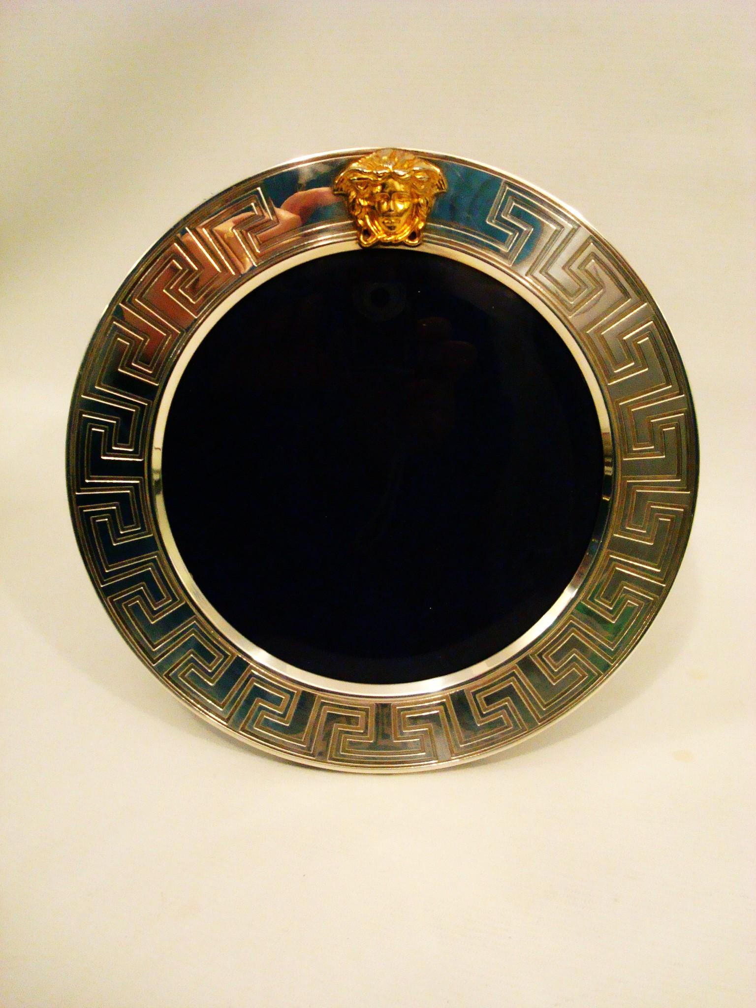 Gianni Versace Fotografía / Foto / Marco redondo de plata de ley Años 90 en venta 5