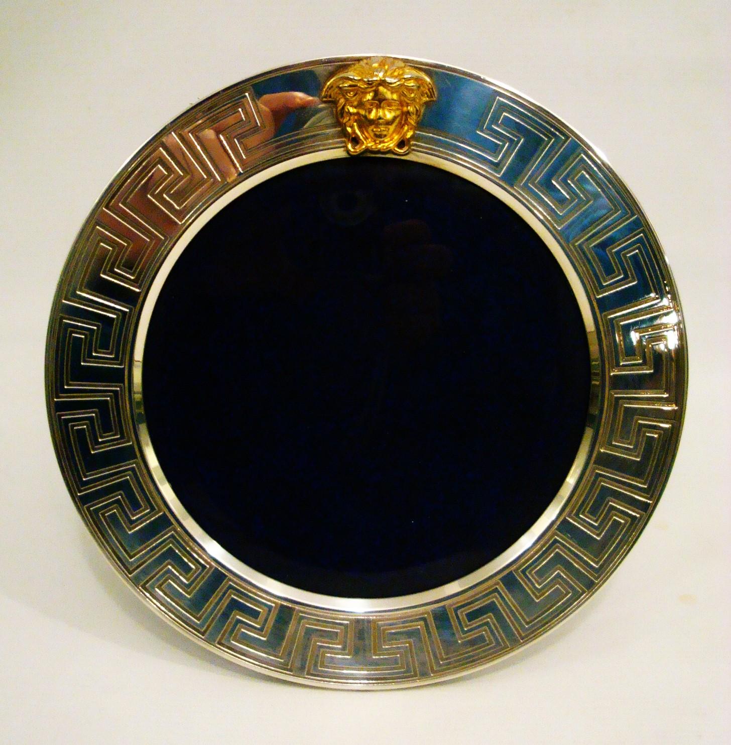 Gianni Versace Fotografía / Foto / Marco redondo de plata de ley Años 90 en venta 6
