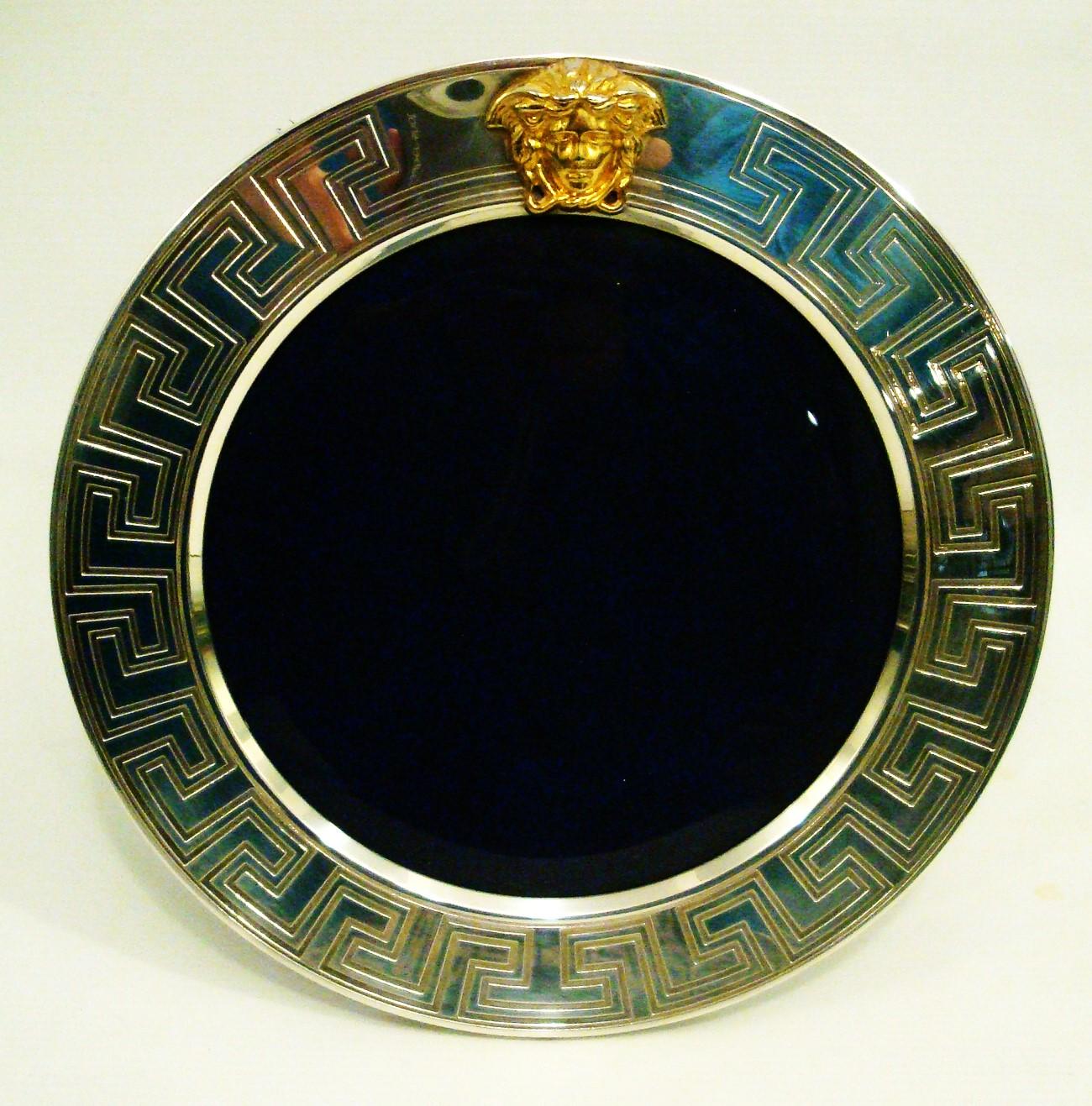 Gianni Versace Fotografía / Foto / Marco redondo de plata de ley Años 90 en venta 7