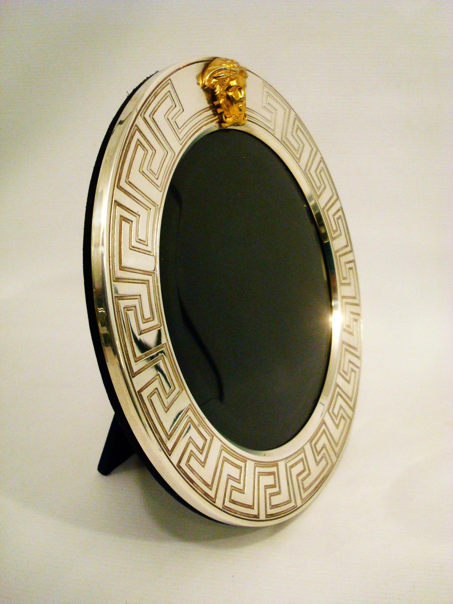 Gianni Versace Fotografía / Foto / Marco redondo de plata de ley Años 90 en venta 10