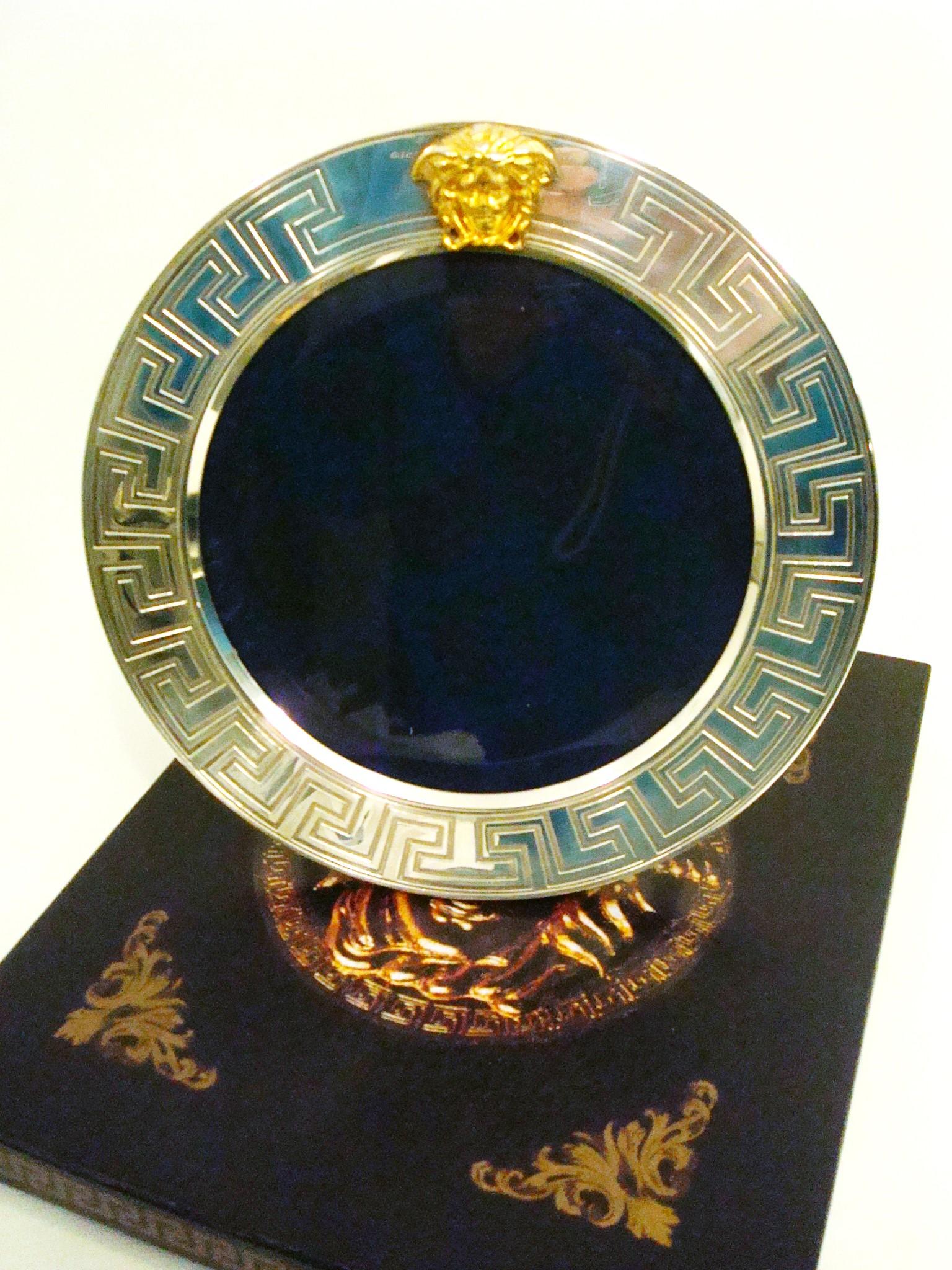 Marco redondo icónico Gianni Versace de plata de ley para fotografía/foto/imagen, con borde grabado de llave griega y máscara de Medusa Versace de metal dorado en la parte superior, tela azul en el reverso, 25,3 cm de ancho. Con estuche original y