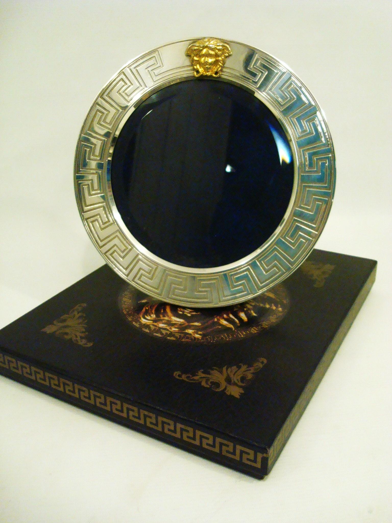 Gianni Versace Fotografía / Foto / Marco redondo de plata de ley Años 90 Renacimiento griego en venta