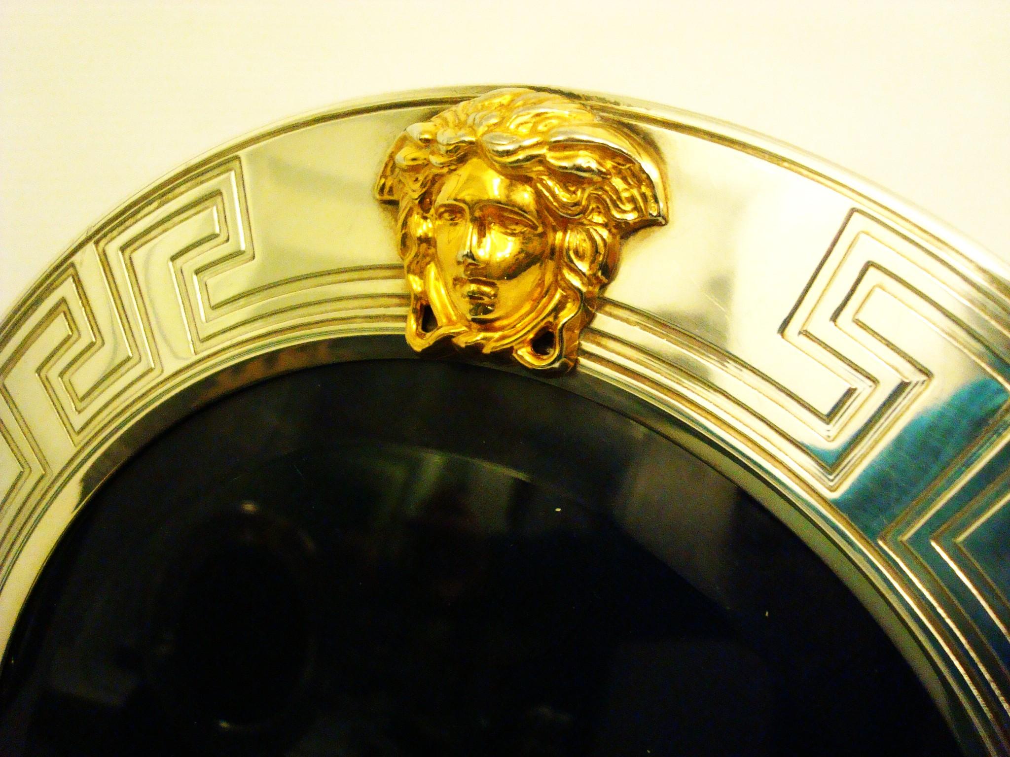 Gianni Versace Fotografía / Foto / Marco redondo de plata de ley Años 90 finales del siglo XX en venta