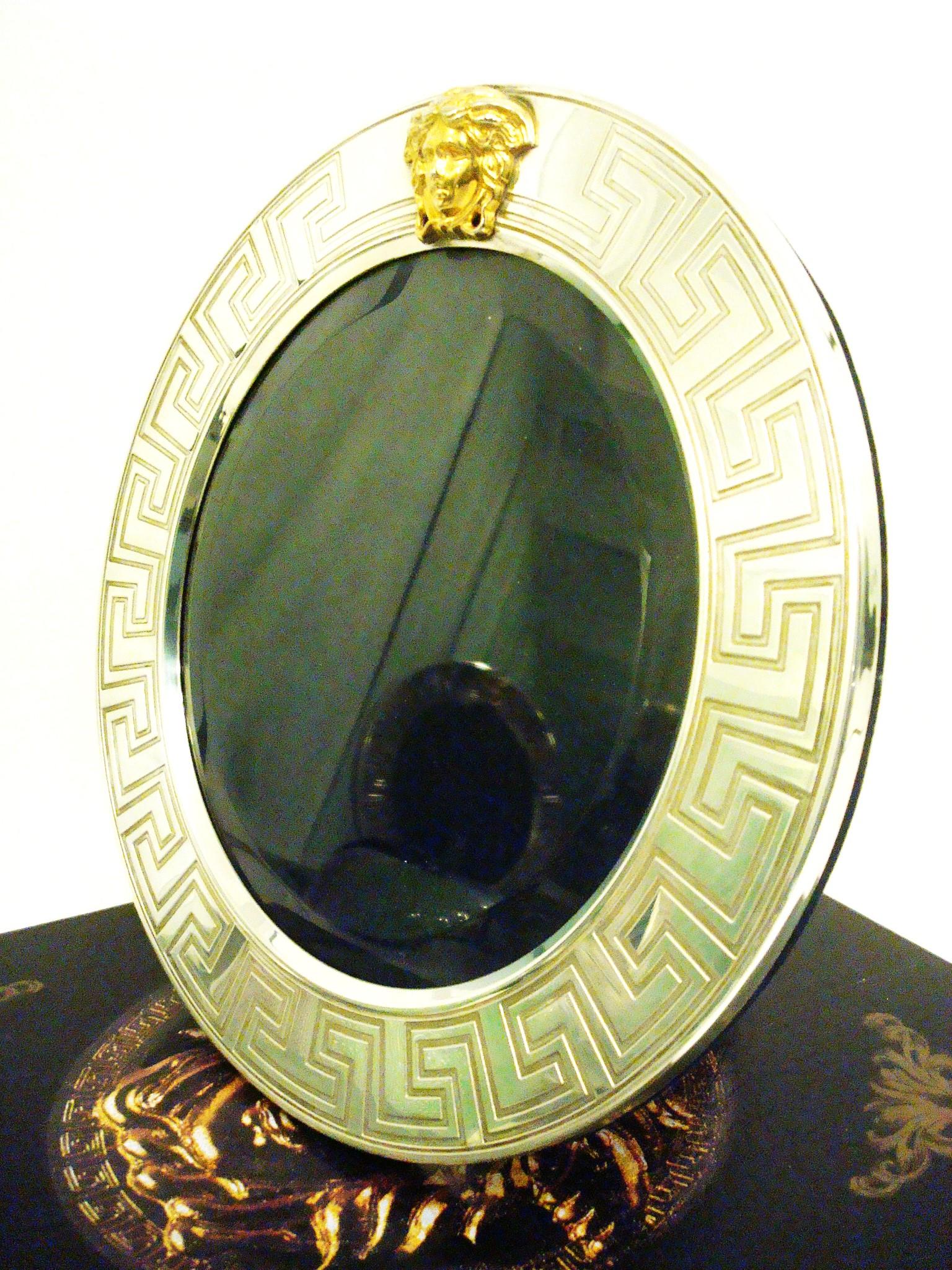 Gianni Versace Fotografía / Foto / Marco redondo de plata de ley Años 90 Plata esterlina en venta