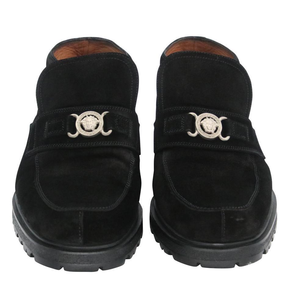 Gianni Versace Piel de Ante Slip-On Medusa Mocasines Talla 8.5

Estos elegantes zapatos de ante Gianni Versace, únicos en su especie y con un toque moderno, son perfectos para la fashionista a la que le gusta un poco la moda vintage. Con el logotipo