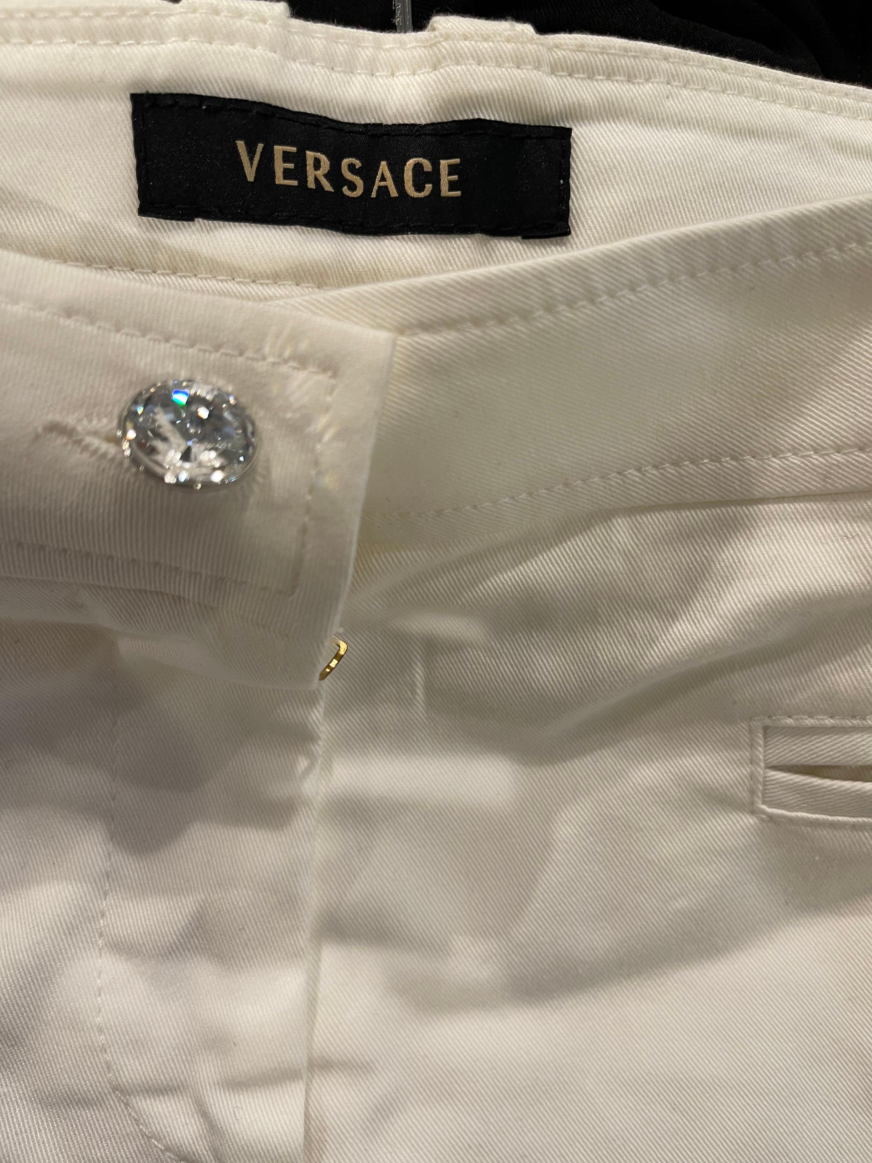 Gianni Versace Größe 44 / 8 Frühjahr Sommer 2005 Weiße Bermuda Capri-Hose mit Strass (Grau) im Angebot