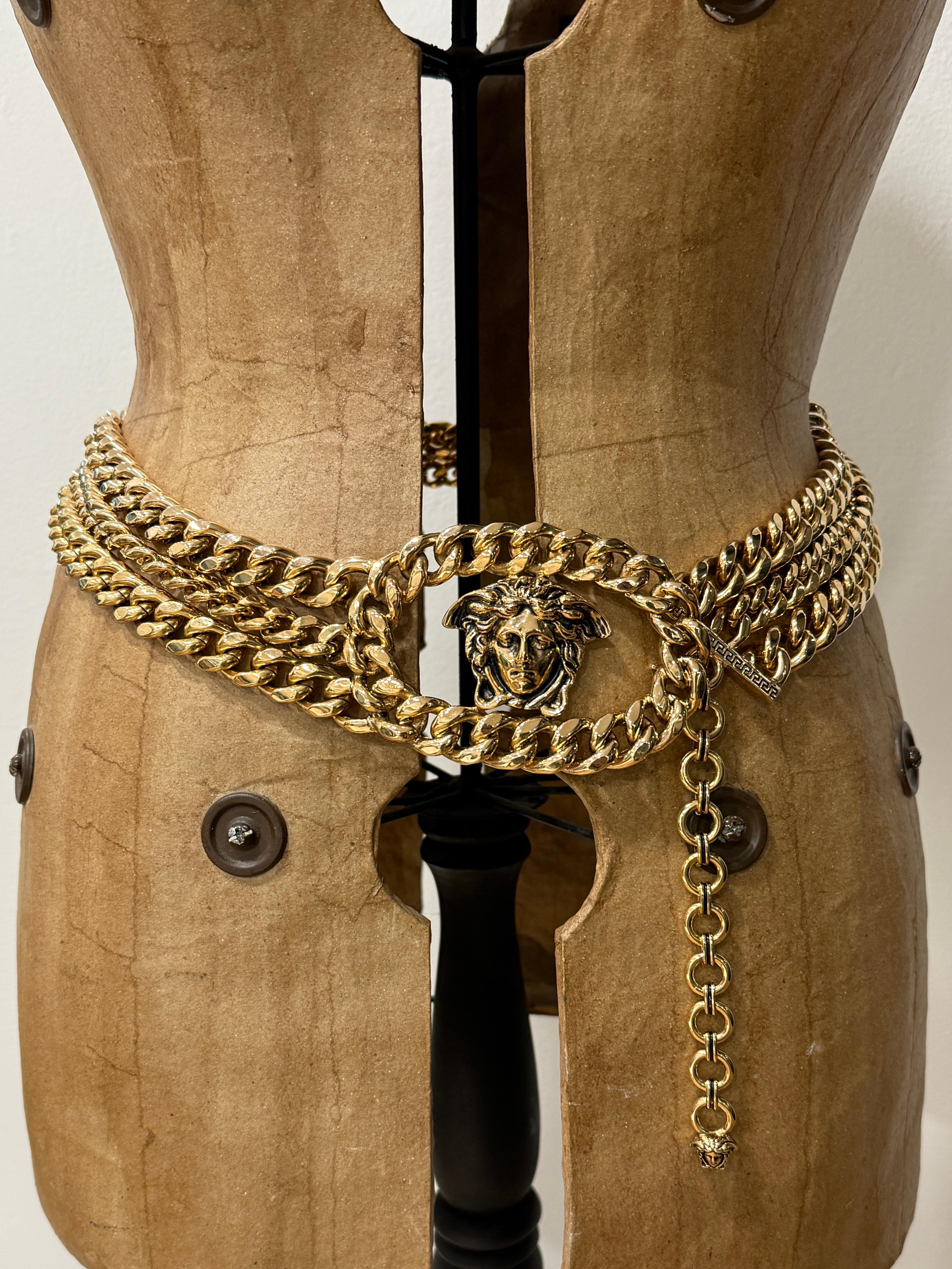 Gianni Versace Gold Tone Three Chain Medusa Belt, Circa 1990s

This iconic Gianni Versace belt from the 1990s exudes timeless luxury and style. Featuring a bold gold-tone finish, the belt is designed with three interconnected chains, making it a