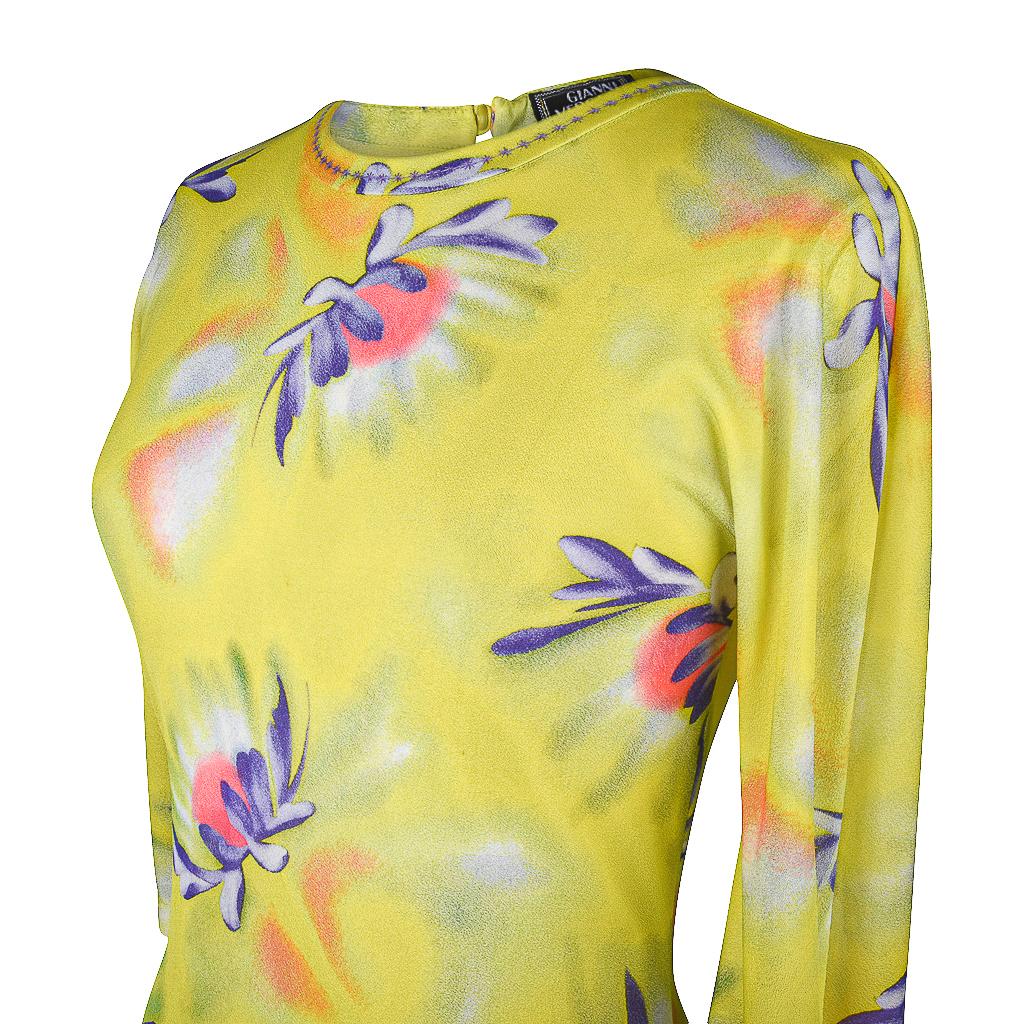 Gianni Versace Top Vintage semi trasparente con maniche a 3/4 42 / 8 In condizioni ottime in vendita a Miami, FL