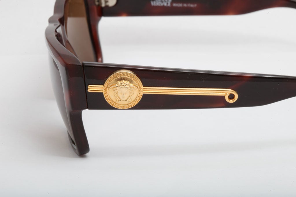 Gianni Versace Tortoise Sunglasses Mod 372/DM In Excellent Condition For Sale In Chicago, IL