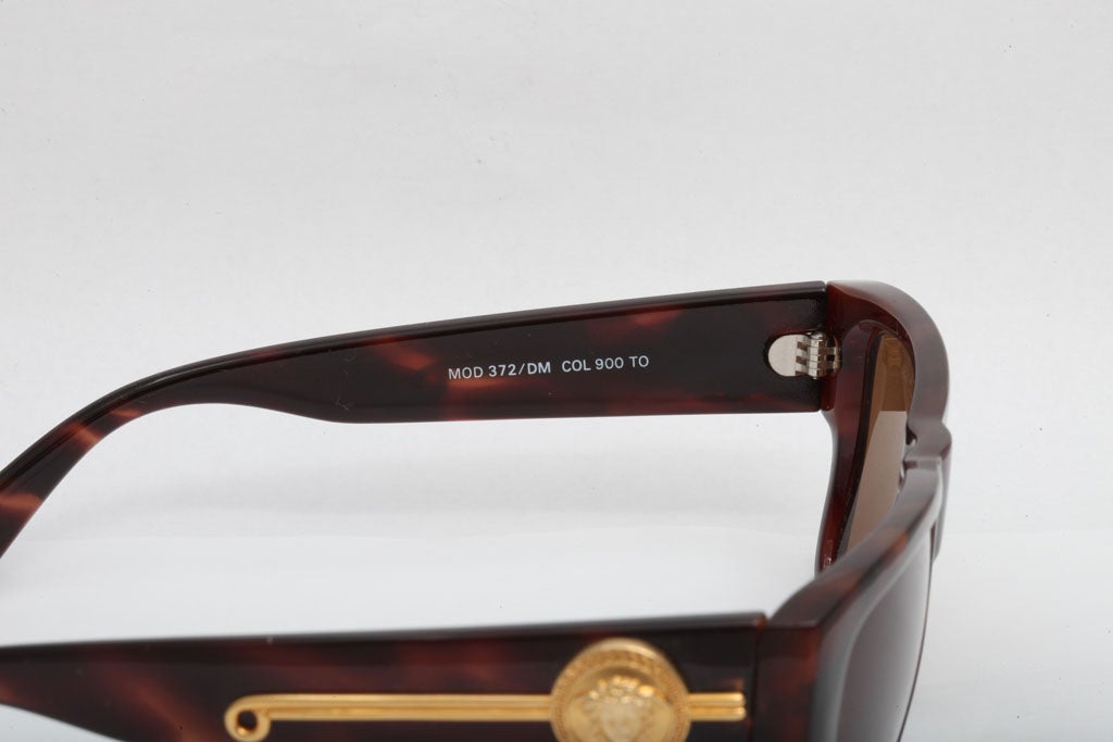 Gianni Versace Tortoise Sunglasses Mod 372/DM For Sale 2