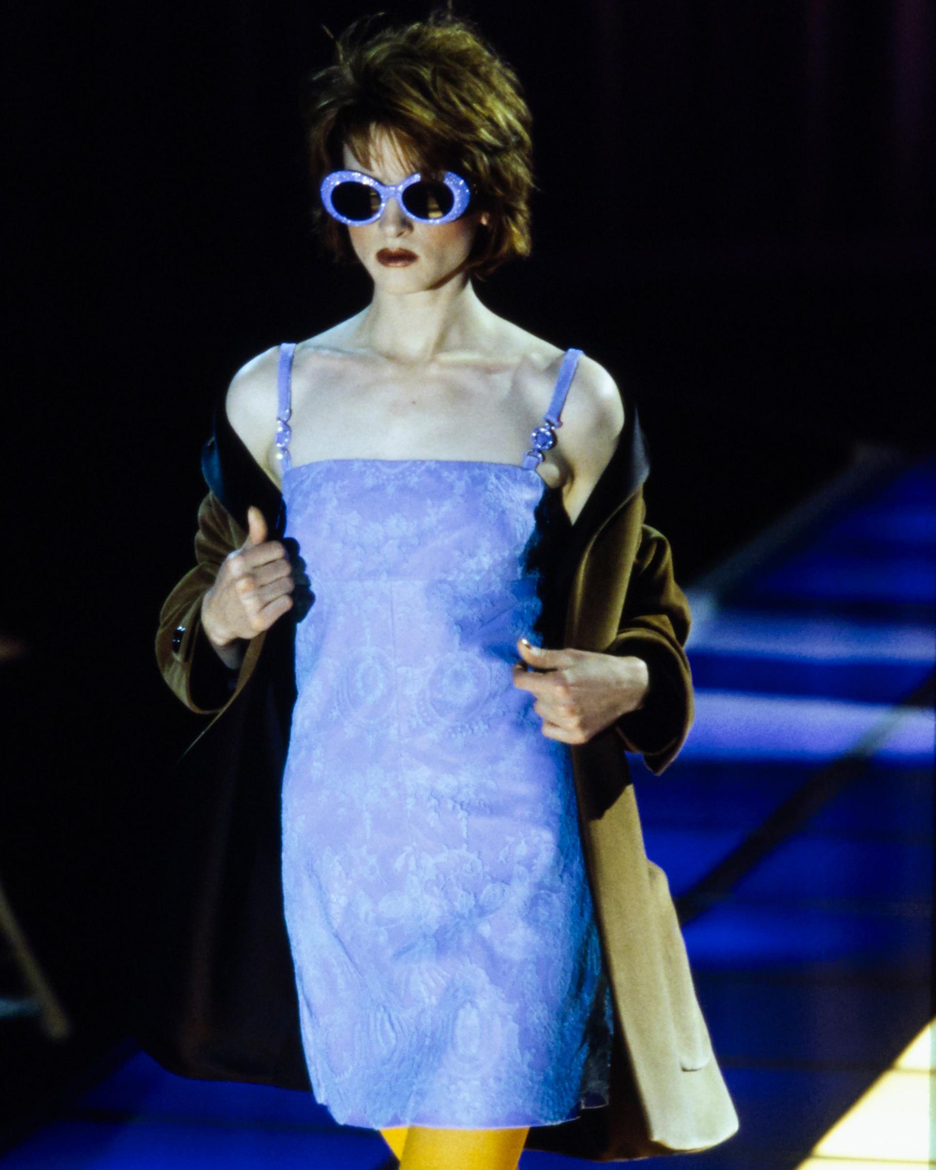 Gianni Versace Unisex-Sonnenbrille mit blauen Strasssteinen:: H/W 1996 im Zustand „Hervorragend“ in London, GB